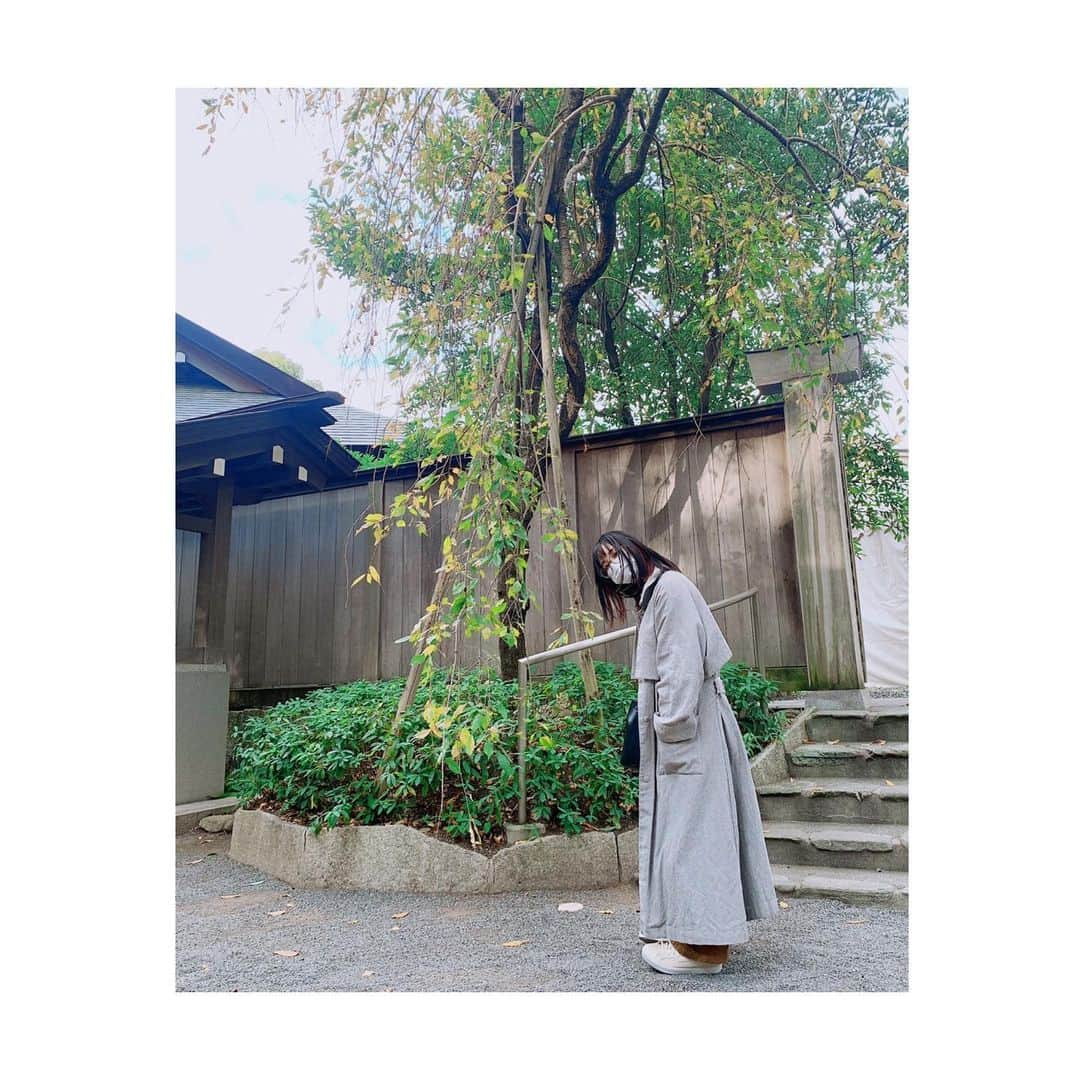 神田莉緒香さんのインスタグラム写真 - (神田莉緒香Instagram)「--- 秋の空気をたくさん吸いながら、 どこか冬のはじまりも感じたりして。 季節のめぐり。 . おみくじ大吉だったよ〜 からの、感情表現。 . . #かんだりのふく」11月13日 21時28分 - riokanda_ri