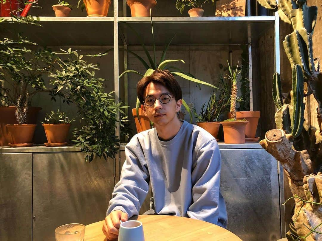 石井脩平さんのインスタグラム写真 - (石井脩平Instagram)「🌵☕️ 森の中でコーヒー飲みながら 差し込む一筋の光を一身に浴びてはる。 　 #明るく輝く石井 #石井輝明 #コマンダンテ石井 #石井と石井 #エラい違いやで #せっしょうな話やで 　 #K5 #switchcoffee #caveman #洞穴男? #しっくり来るなぁ」11月13日 20時01分 - presidentchan141