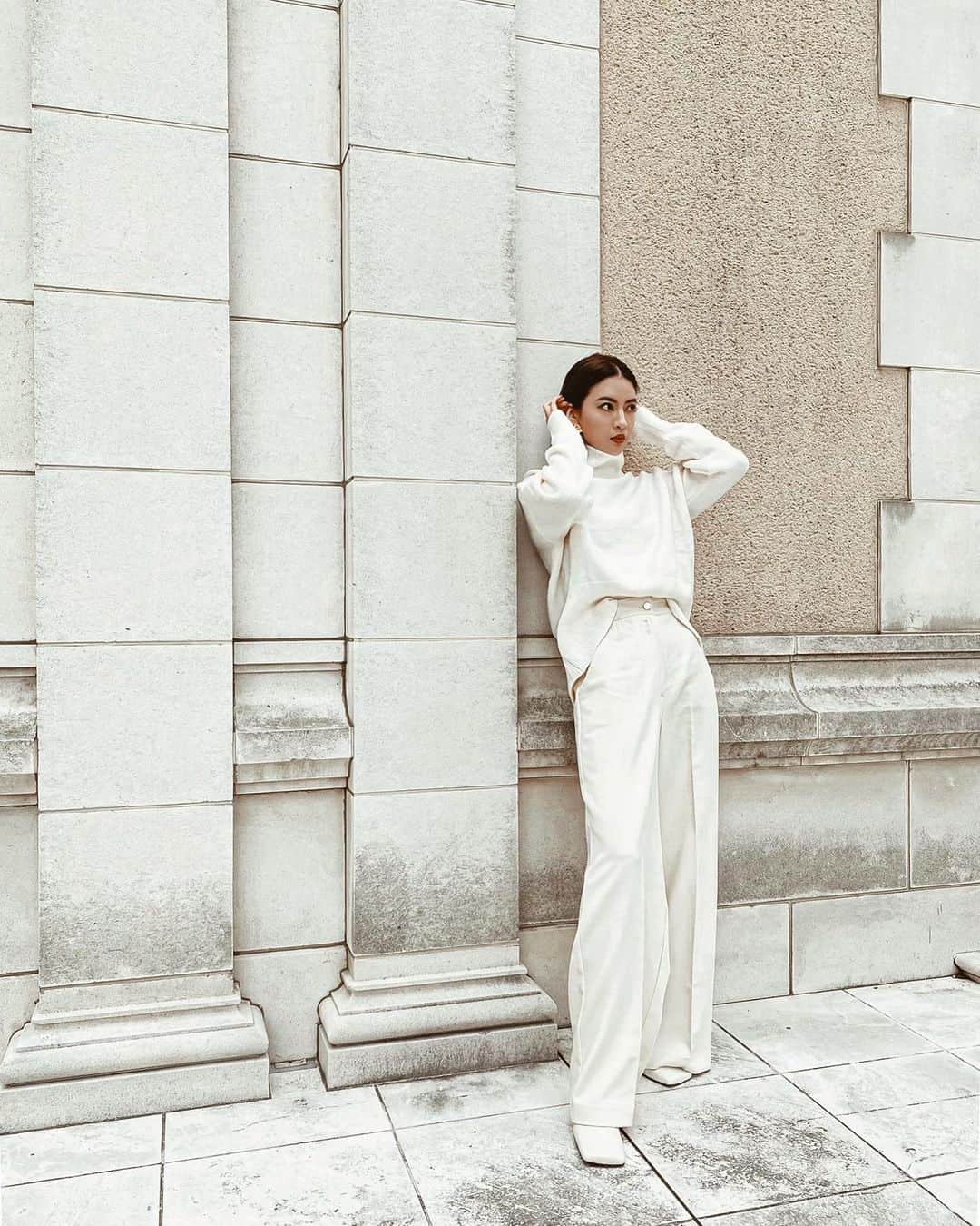 孫きょうのインスタグラム：「all white.  昨日の投稿のアウターの中は 真っ白コーデだったよ🤍  もちっと感が気持ちいいニット🐩 @fifth_store  50%OFF  #ootd #outfit #fifth #fifthtl  #フィフス #クール #ニット #タートルネック #高身長コーデ #秋コーデ #ニットコーデ #ワントーンコーデ #バッグスリットタートルニット」