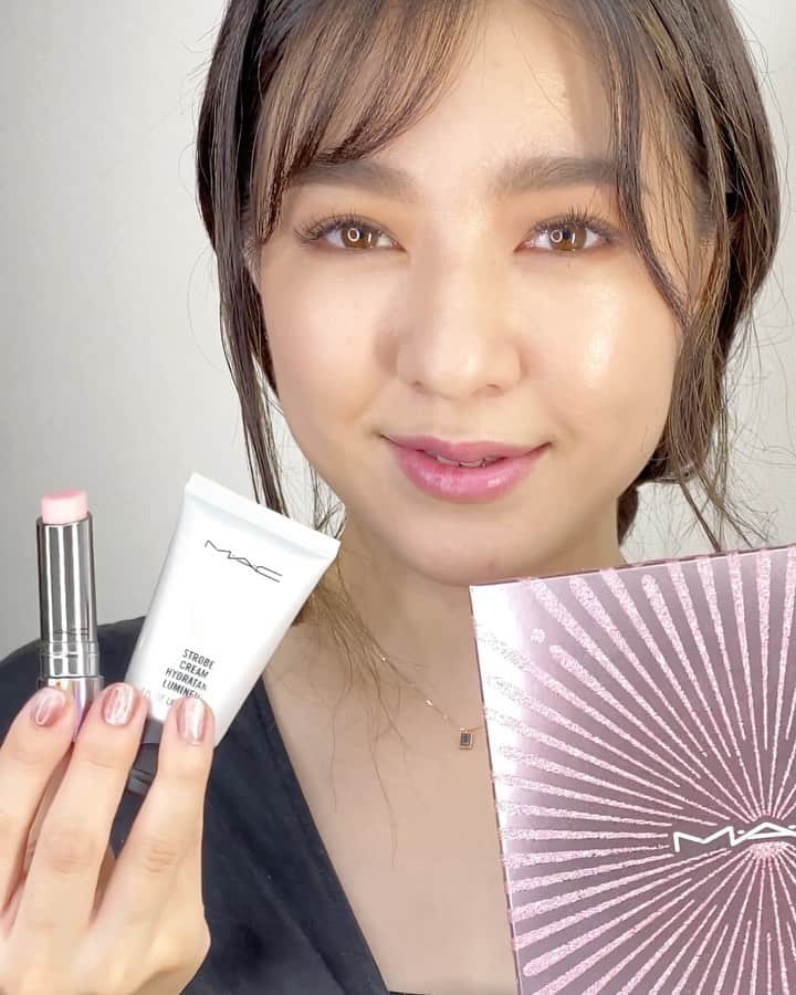 M∙A∙C Cosmetics Japanのインスタグラム：「【本日全国発売！】 M·A·Cで人気のストロボクリームとほんのり色づくリップバームがセットに💕 マスクを外しても、内側から輝くようなグロースキンと、シアーなリップカラーであなたの魅力を引き出して✨(税込7,260円相当) ㅤ ■スパークラー スターター キット: スキンケア (税込5,720円)  ㅤ #MACFrostedFirework #MACクリスマスコフレ2020#MACHoliday #MACCosmeticsJapan #MACCosmetics #MAC #MACコスメ #マックコスメ #メイクプロセス#トレンドメイク#秋メイク#冬メイク#クリスマスコフレ2020#クリスマスコフレ#ツヤ肌#ツヤ#ハイライト#ツヤ肌メイク#つや肌#つやつや#透明感#透明感メイク#骨格メイク#小顔効果#小顔メイク#立体感#ベースメイク#MACリップ#リップ」