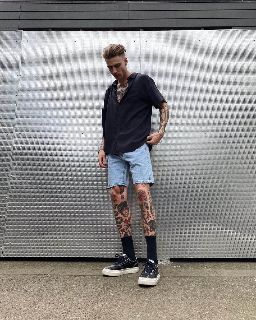 THOMAS DAVENPORTのインスタグラム：「Loose black shirt is a summer essential // @cottononmen @cottonon #cottononmen」