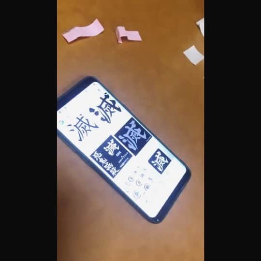 MIHOのインスタグラム：「お仕事終わってから  【鬼滅の刃】ごっこ  やっぱりスタイリストさんやヘアメイクさんってスゴイ、みんな短時間でここまで出来るのか！ってくらいの全集中  晴れてワタクシ、鬼殺隊になれました！  【滅】のハネを携帯で確認までして再現してくれた  安武の呼吸 スタイリストの型 滅パーマセル繋ぎ  @megumiyasutake   【滅】見えないといけないので高い位置でポニーテールしてくれた  久保の呼吸 ヘアメイクの型 馬尻尾流し  @fuyumi_kubo   頭の中が一杯だーっ  ほんと、やめてーーーーーっ、笑  安武さん、お願いだから漫画21巻？貸してくれるのは年末まで待ってください、笑  笑って免疫あげてこ☺︎  感染者も増えているので 手洗いウガイ、マスク よいと思うことはしっかりと☺︎  みなさまお気をつけくださいね  #鬼滅の刃  #鬼殺隊 #日輪刀欲しかったな #パーマセル高いって教えてもらった #おつかれさまでした #夢叶えてくれてありがとう! #ハロウィン終わってるんだよ」