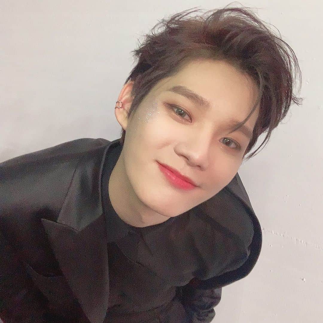 のインスタグラム：「드디어 저희 오르빗이 데뷔를 하게되었습니다 저희가 앨범을 내고 데뷔를 할 수 있었던건 오르빗을 기다려준 어스들 덕분이라고 생각해요  저희 첫 앨범 「00」많이 사랑해주세요!! 앞으로 어스들이 많이 행복해질수있는 활동으로 찾아올게요👍  やっとORβITがデビューをしました 僕たちがアルバムをばつばいしてデビューをするのができたのはORβITをまってくれたEαRTHのみなさんおかげです ぼくたちの初アルバム「00」たくさん愛してください！！ これからはEαRTHみなさんが幸せになれるかつどうをします👍 #orβit#EαRTH」