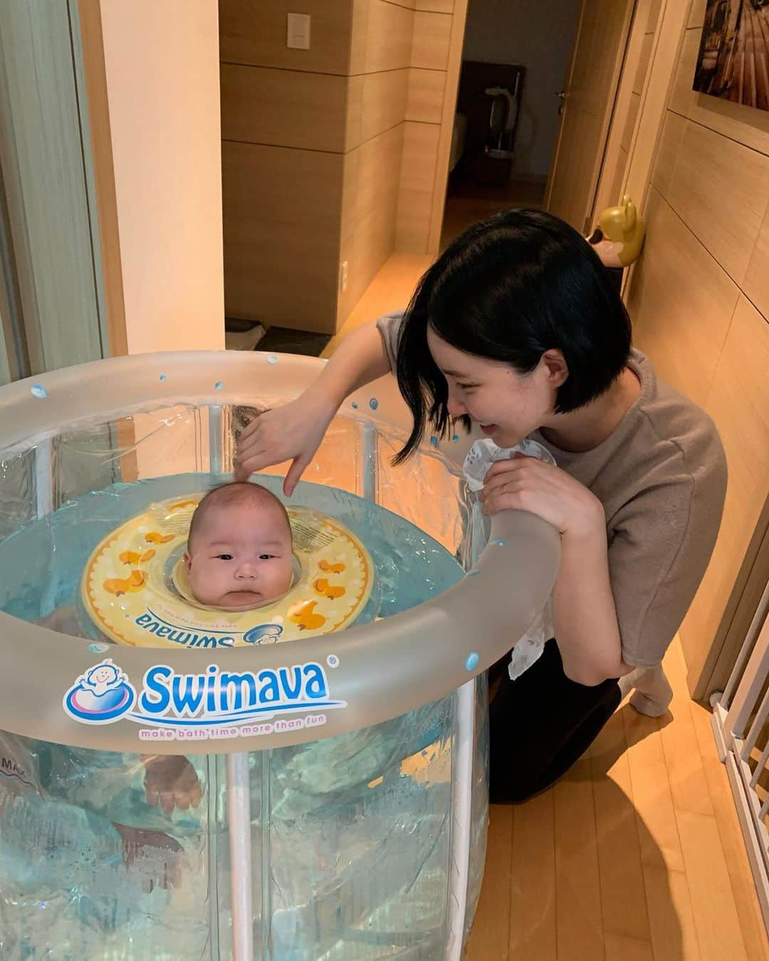 カン・ヘヨンさんのインスタグラム写真 - (カン・ヘヨンInstagram)「+115👶🏻💛 빼꼼이 수영할때가 젤루 귀여워요 튜브위로 올라오는 볼살이 미치꼬같아요  #공손한#무릎#엄마#원래#이런사람아닌데」11月13日 19時57分 - mangdoo_noona