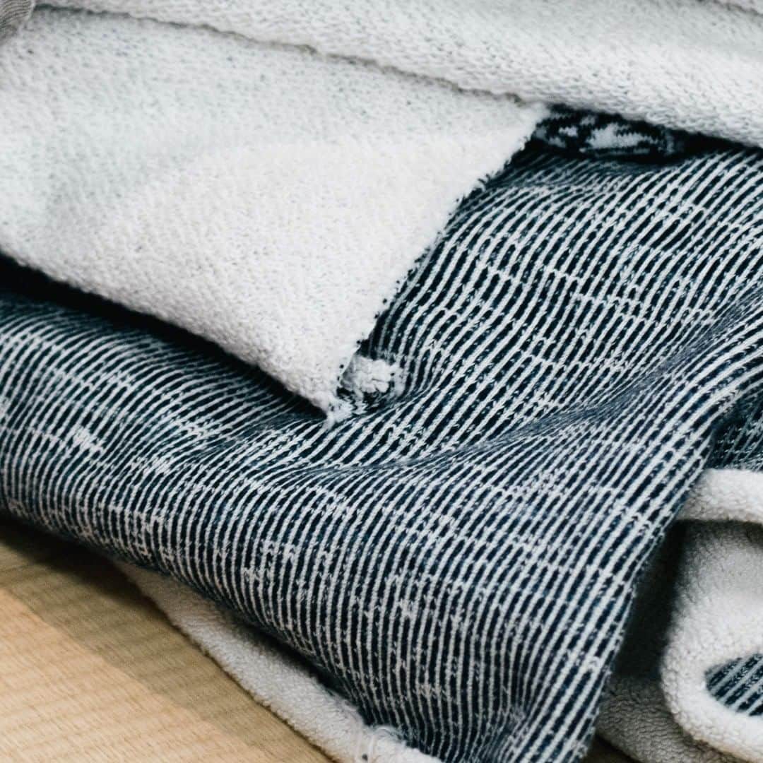 ヒラハルさんのインスタグラム写真 - (ヒラハルInstagram)「布には大きく分けて2種類ある。織物と編み物だ。  大抵の布は織るか編むかで出来ていて、カットソーなどの伸縮性のあるものは大抵が編み物である。編み物のことを通称ニットと呼び、yohakuというブランドの主軸製品はニットになる。ニットというと毛糸を想像するかもしれないが、そうではなく、いわゆるカットソーや毛糸製品などの編みでできた布製品を総称して「ニット」と呼ぶ。  糸から選び試作を重ねたyohakuのテスト生地たち。商品化されていないものも複数ある。yohakuの定番服は糸から選ばれて、布になり、服になる。  <わざわざの読み物> 余白なく綿を使うひと。｜yohaku https://wazawaza.shop-pro.jp/?mode=grp&gid=2404590  ・  @wazawazapan  #パンと日用品の店わざわざ #yohaku #余白 #hilltopbakery #wazawaza #clothing #stilllife #whatisthis #naganojapan #firewoodoven #householdgoods #tasty #localmedia #organic #naturallife #wabisabi #nagano #naganojapan #tomicity #explorejpn #japanlandscape #niceview #stilllifephotography #noplastic #moodyphotography #moody_nature」11月13日 20時00分 - wazawazapan