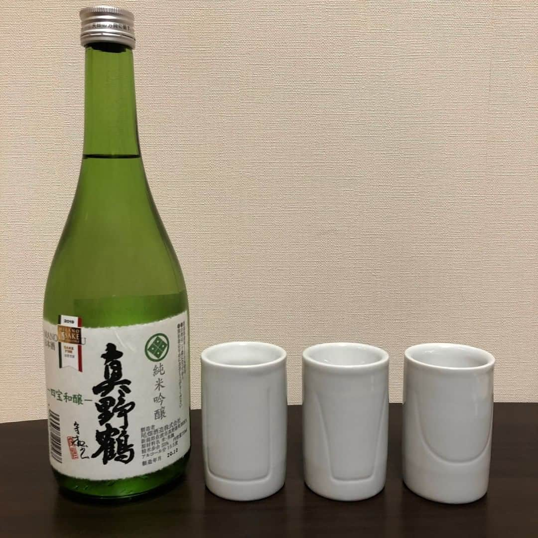 IKKONのインスタグラム：「. 【IKKONで日本酒飲み比べ】  今回飲み比べた日本酒は 【真野鶴　純米吟醸】 新潟県佐渡市にある尾畑酒造で造られたお酒。 米の甘みをしっかりと感じるが、 後味はスッキリしていて飲みやすいです。  ◎Round﻿ 華やかな香りが立ち、後味は辛め 食事と合わせやすそう ﻿ ◎Straight﻿ スッと入ってきて、口当たりが良い ほのかな甘さを感じる ﻿ ◎Narrow﻿ ﻿フルーティな香りや甘さが際立つ 酒自体を楽しむならこれがオススメ  ﻿ このように1本の日本酒で、 3種類の味わい方ができるのがIKKONです。﻿  是非お気に入りの日本酒で 試してみてくださいね！  詳細は【@ikkon.life】 プロフィールリンクから。  ------------------------------------------- 【IKKONとは】 IKKONとは3種の味わい方が 楽しめるぐい呑みです。  二重焼という大堀相馬焼の特徴と、 その内側の形状を工夫することにより 空気との関わり方が変化。 それによりお酒の味の深みや風味を 楽しみ尽くすことができます。  それぞれの特徴を紹介します。  Round フルーティーな優しい 甘味を味わう  Straight 複雑な味わいをしっかりと 十分に味わう  Narrow 飲む過程で起きる 変化を味わう -------------------------------------------  #ikkon #一献 #飲み比べ #呑み比べ  #日本酒飲み比べ #日本酒好き #酒スタグラム  #ポン酒 #sakelover #ポン酒ダグラム  #酒スタグラム #ポン酒タグラム #日本酒部  #日本酒が好き #日本酒らぶ #日本酒で乾杯  #日本酒飲もう #日本酒好きとつながりたい  #日本酒飲みたい #利酒  #酒器 #酒器セット #日本酒好きな人と繋がりたい #日本酒女子  #日本酒大好き #ponshutagram #sakestagram #真野鶴 #新潟のお酒 #尾畑酒造」