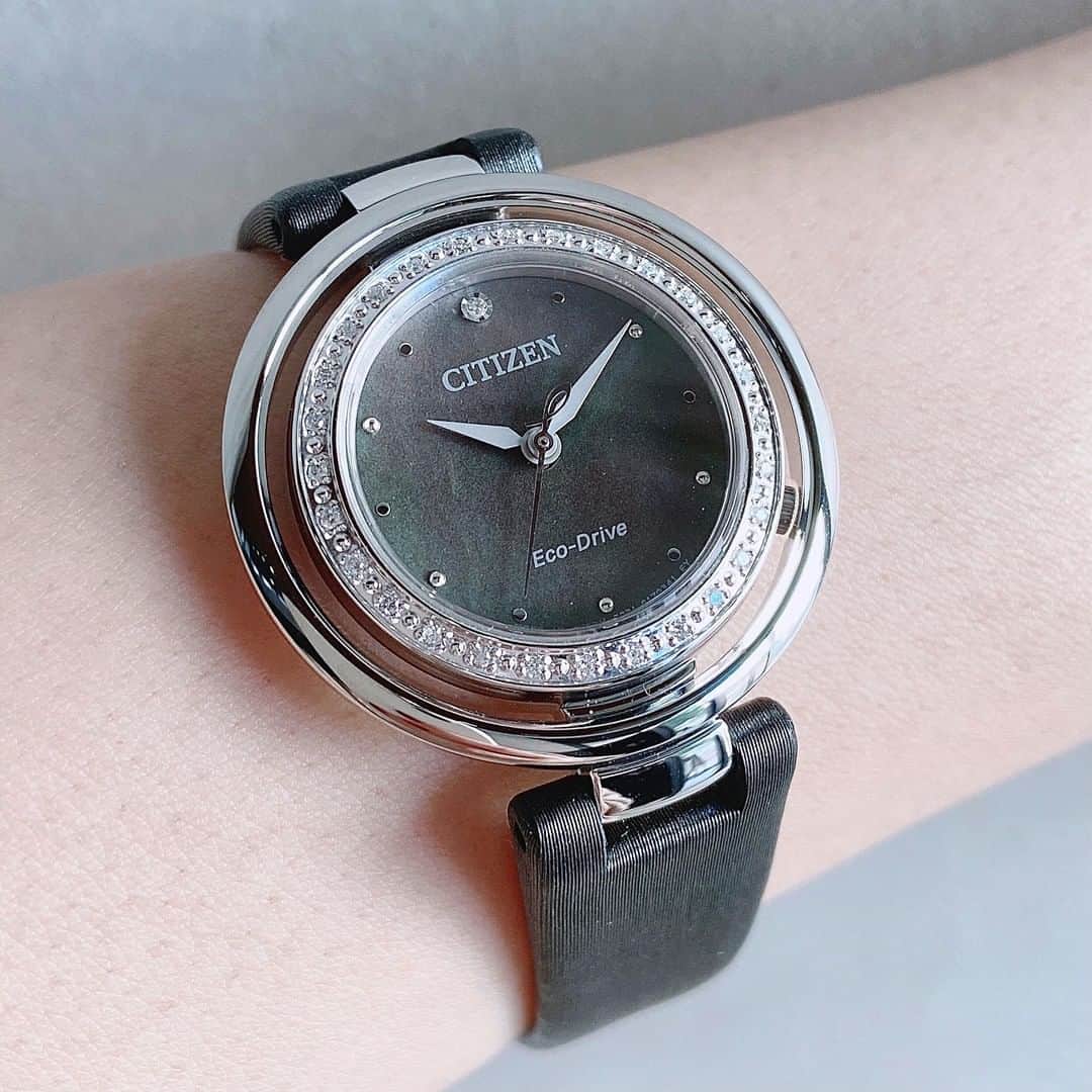 CITIZEN（シチズン時計）さんのインスタグラム写真 - (CITIZEN（シチズン時計）Instagram)「着けた瞬間、品のある華やかさにときめきました✨ ・ 大人女性にぜひ着けていただきたい新作です✨ ・ ダイヤモンドの宝石言葉は「永遠の絆」。大切な方へのプレゼントにも🌿 ・ サステナブルウオッチ『CITIZEN L（エル）』 ・ 手元を美しく彩る新作が発売開始になりました！ ・ 艶やかなケースと文字板には計30ポイントのダイヤモンドをあしらいつつ、 ・ ケースとバンドはシンプルにすることで、バランスよく仕上げました。 ・ 外周リングのヌケ感が手元を軽やかに見せてくれ、ダイヤモンドも重く感じさせません。 ・ 文字板には白蝶貝を配し、ケースと一体感のある色合いに。 ・ シンプルながらインデックスと秒針もあるので時刻の見やすさも備えています。 ・ 定期的な電池交換のいらない光発電エコ・ドライブです😀 ・ 3色どのカラーも品のある色合いなので、ぜひご無理のない範囲で店頭で実物をご覧いただきたいです😀 ・ とはいえ今はご無理なさらず、  @citizenwatcjp ストーリーズより　CITIZEN Lブランドサイトをチェックしてみてくださいね🌿 ・ それでは、穏やかな週末をお過ごしください🌿 ・ 【時計　EM0902-53D ¥77,000(税込) (税抜価格 ¥70,000)】 ・ 【時計　EM0904-58W ¥77,000(税込) (税抜価格 ¥70,000)】 ・ 【時計　EM0900-08W ¥73,700(税込) (税抜価格 ¥67,000)】 ・ #citizenwatch #citizen #watch #instawatch #instalike #instafashion #時計 #腕時計 #シチズン #wristwatch #秋小物 #腕時計くら部 　#腕時計好き #シチズンエル #マイシチズン #秋コーデ 　#手元倶楽部 　#自分へのご褒美 　#シチズンエル　#アクセサリー #サステナブル　#サステナブルファッション 　#sdgs 　#ていねいな暮らし 　#citizenl 　#ラボグロウンダイヤモンド #置き画くら部　#シンプルライフ 　#エコな暮らし 　#シンプルコーデ」11月13日 20時00分 - citizenwatchjp