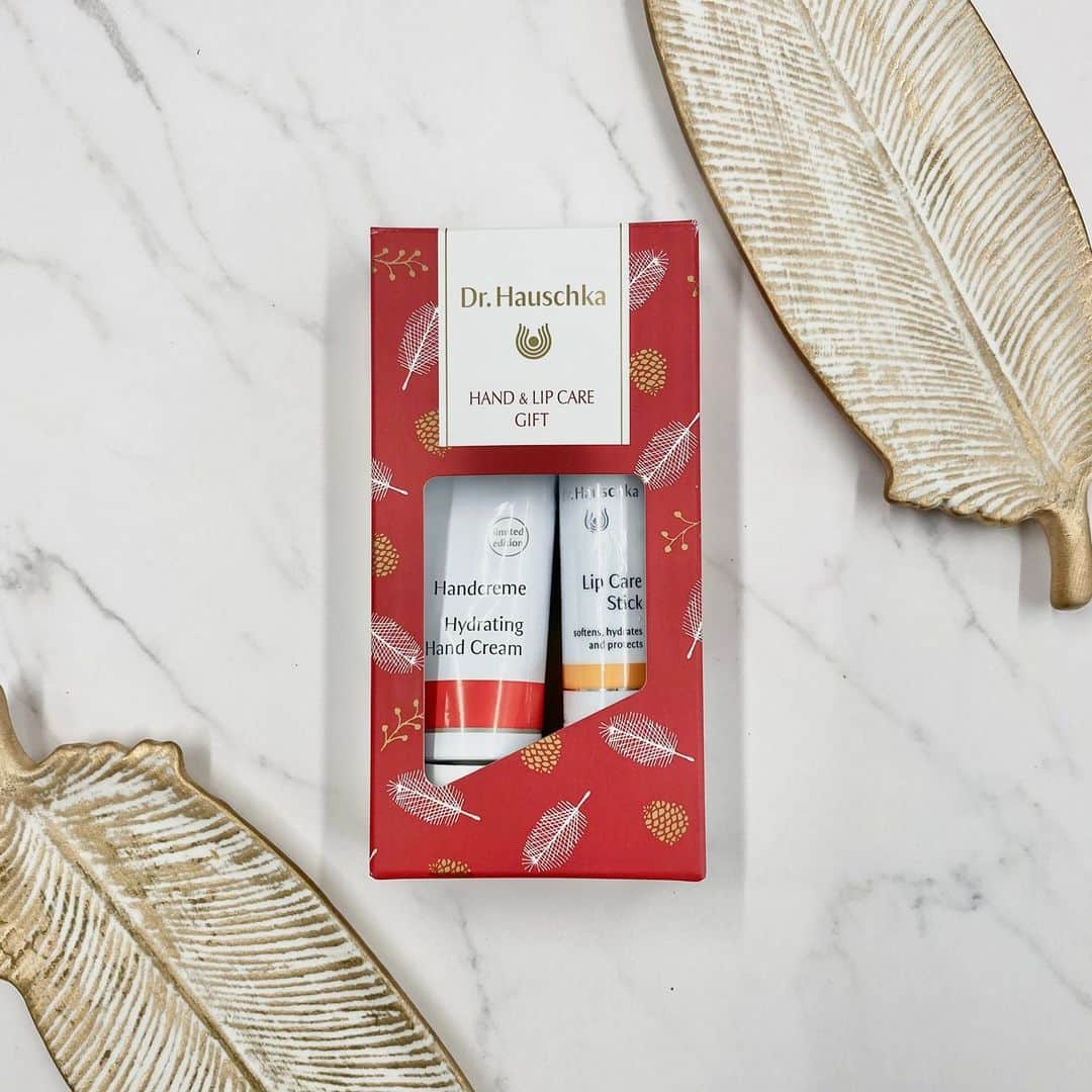 Dr. Hauschka Japan ドクターハウシュカさんのインスタグラム写真 - (Dr. Hauschka Japan ドクターハウシュカInstagram)「【ハンド＆リップケアキット】⁠ ハンドクリームとリップクリームの2点の⁠ 厳選アイテムを、日本限定のパッケージに⁠ つめて、みなさまにお届けします。⁠ . ⁠ .⁠ ハーブの香りがここちよい、ハンドクリームは⁠ べとつくことなく、手にしっかりと浸透して⁠ 長時間うるおいをキープ。⁠ こまめに塗りなおす方や手荒れが気になる方にも⁠ 特におすすめです。⁠ .⁠ .⁠ リップクリームは、Dr.ハウシュカの代表的な⁠ 定番アイテム。こちらもべとつかないのに、唇の荒れと⁠ 乾燥を長時間守ります。敏感な方にも。⁠ ．⁠ .⁠ ご自身用にも、ちょっとしたギフトにも。⁠ .⁠ .⁠ #drhauschka #drハウシュカ#ドクターハウシュカ#ナチュラルコスメ#オーガニックコスメ#スキンケア#ボディケア#ハンドクリーム#リップクリーム#リップクリームマニア#リップケア#リップスティック#リップバーム#ハンドケア#ノンケミカル#自然派#オーガニック#天然由来#ミツロウ#ホリスティック#サステナブル#唇荒れ#保湿ケア　#しっとりリップ#荒れないリップ#手荒れ #敏感肌#ハンドソープ#ハンドクリームマニア#手荒れ対策」11月13日 20時01分 - drhauschkajapan