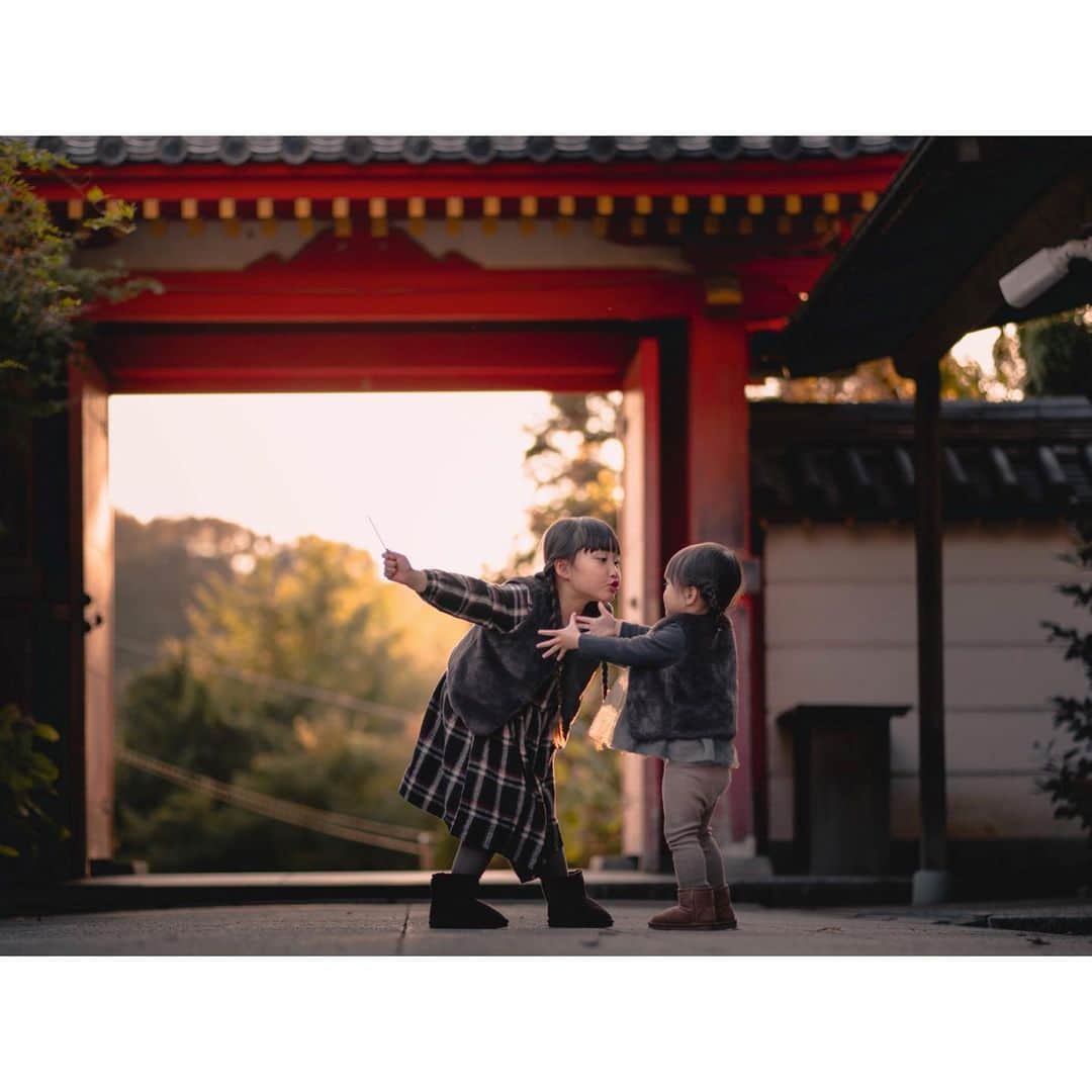 Kyooonのインスタグラム：「なんだかこの時の2人のやりとりが﻿ いつまでも思い出せそうなショット🎞﻿ ﻿ ﻿ 写真撮りたいし、動画撮りたいし、縦の写真も撮りたいし。。。わたわたわちゃわちゃ﻿ この日は写真しか撮らない！って決めていかないと どっちつかずになってダメだなこりゃ〜﻿ ﻿ ﻿ 長女はお昼寝なしになって﻿ 眠そうに帰ってくるよ。﻿ 毎日全身全力で楽しんでてかっこいいぞ☺️﻿ #姉妹#4歳差姉妹#6歳#2歳#ママカメラ#レタッチ練習中#カメラ練習中#sonya7iii#α7iii#sonyα7ⅲ」