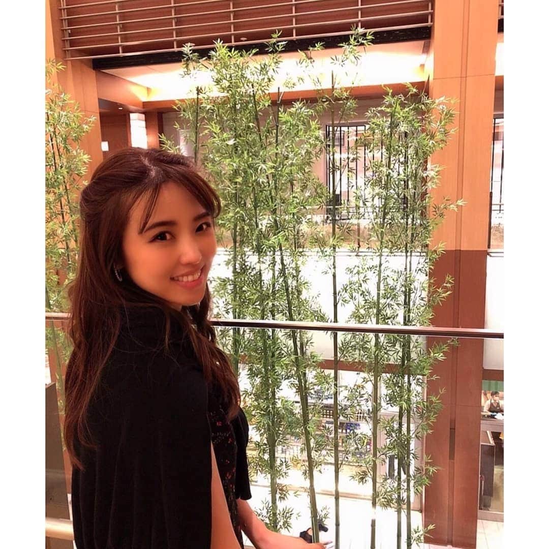 のインスタグラム：「オデコのコテやけが少しでも早く治ってほしくて（あと、、夏の日焼けもね😂）@koujihifukeisei で白玉点滴をしてもらって来たよ✨ . 私の皮膚が荒れた時にも普通の保険の皮膚科治療と合わせて美容皮膚科でもあるから肌をキレイに治せるようにアドバイスしてくれるから本当に助かってて😂 . 白玉点滴はいろんなところにあるけど、 クリニックだからこそ、ビタミンCをきちんと配合してくれてるからデトックスにもいいの♡ . お酒を良く飲む人にも肝臓にいいからオススメだよ☺ . . #麹町皮ふ科形成外科クリニック #皮膚科 #肌管理 #肌トラブル #beauty #美容 #肌荒れ #beautyclinic #白玉点滴 #肌ケア」