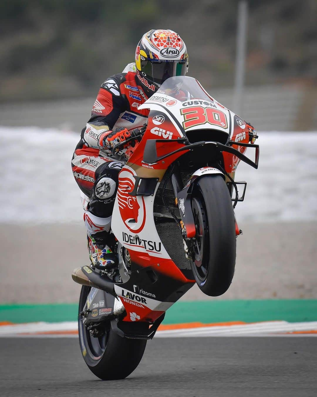 MotoGPさんのインスタグラム写真 - (MotoGPInstagram)「Strong start to the #ValenciaGP 🏁 weekend for @takanakagami who leads #MotoGP FP1! 💪 #Wheelie #Motorcycle #Racing #Motorsport」11月13日 20時11分 - motogp