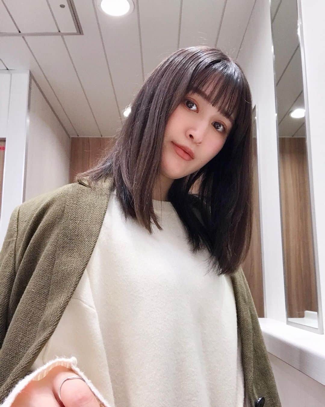 後藤夕貴のインスタグラム：「視界良好。調子よきです⛅️ ㅤ ㅤ (長距離歩いたあとだから若干のボサボサ許して) ＿＿＿＿＿＿＿＿＿＿ #hair #ヘアカラー #透明感カラー  #前髪 #ストレートヘア #ミディアムヘア  #美人百花 #美人百花Flowers」
