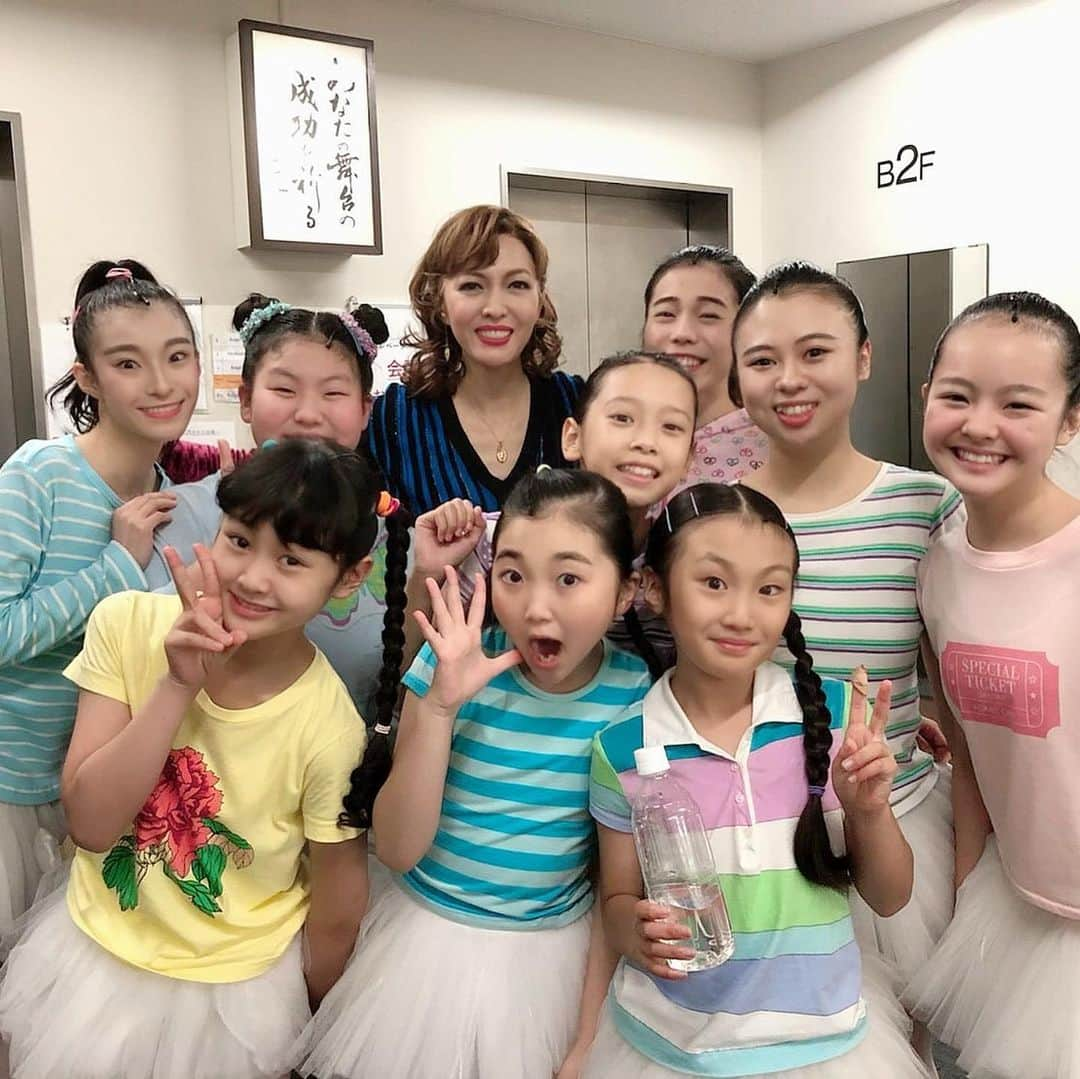 安蘭けいさんのインスタグラム写真 - (安蘭けいInstagram)「私の大事な可愛い教え子たち👯‍♀️ みんなキラキラ眩しかった✨ ちょっとむちゃくちゃな指導にも一生懸命ついてきてくれて、先生ほんとに嬉しかったよ😢♥️みんなの表情が最高なの😆個性豊かなバレエガールちゃん達の頑張りに大拍手👏👏👏 明日も先生のむちゃ振りに頑張ってついて来てね😆👍♥️  #ビリーエリオット  #バレエガールズ #個性が輝いてるの #愛おしい教え子たち #明日は大千秋楽 #楽しもうね #3枚目の写真笑っ」11月13日 20時09分 - toko_aran