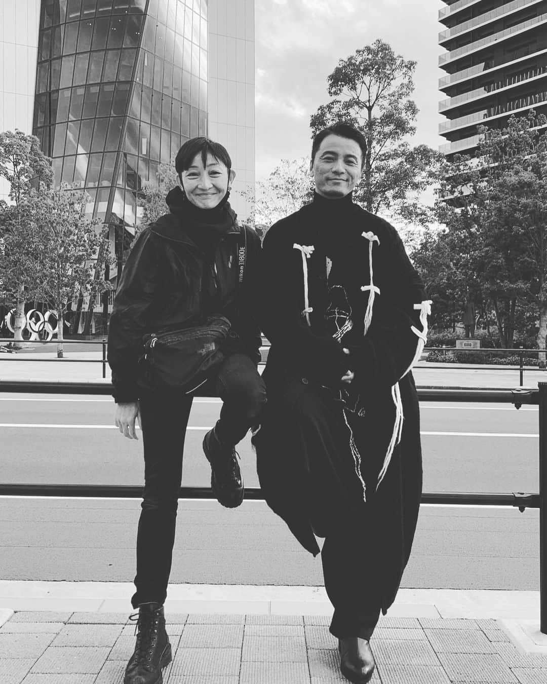 KREVAのインスタグラム：「「ROCKIN'ON JAPAN」の撮影でカメラマンのアミタさんにひさびさに会えてめっちゃ嬉しかったです！色々候補はあったのですが、アミタさんに撮ってもらえるとなったらやっぱり全身yohji yamamotoになっちゃいました。雑誌は11/30発売で、「Fall in Love Again feat.三浦大知」の話はもちろん、一連のフィーチャリング作品達についても話しました。  #KREVA #mariamita #rockinonjapan  #yohjiyamamoto」