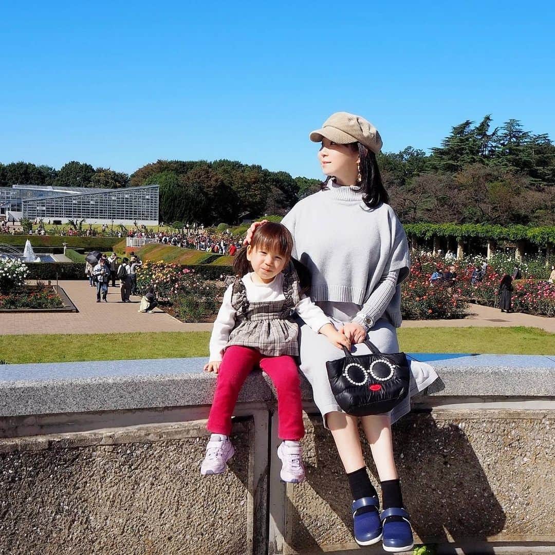 Kuboi Ayumiさんのインスタグラム写真 - (Kuboi AyumiInstagram)「天気がよくて涼しくなってきたので家族で神代植物公園へ。﻿ とても広い公園で、温室などもあってたくさんのお花に癒されてきました。﻿ ﻿ 私が履いていたのは、TRAQ（トラック）のスマートウォーキングシューズ。﻿ 充電不要のスマートウォーキングシューズなんですよ。﻿ ﻿ １日8000歩を毎日続ければ8年間は充電不要なんだとか。﻿ ﻿ インソールが分厚くて、最初は正直違和感があったのですが﻿ 歩いているうちにすぐに慣れて、むしろ歩いていると心地よくて。﻿ 土踏まずをしっかり支えてくれるので、足が疲れにくいので、たくさん歩くときにはこれ、いい！﻿ ﻿ 左足にはチップが埋め込まれていて正確に「歩数」「歩行距離」「歩行による消費カロリー」を計測してくれます。﻿ 専用の無料のアプリでデータ確認できますよ。﻿ ﻿ ＊スワイプで見てみてくださいね。﻿ ﻿ ﻿ ﻿ #TRAQJP  #PR #おしゃれウォーキング #ウォーキング #ウォーキングシューズ #スマートシューズ #スマートウォーキングシューズ #diet #ダイエット #子連れでお出かけ #神代植物公園」11月13日 20時12分 - himekagami
