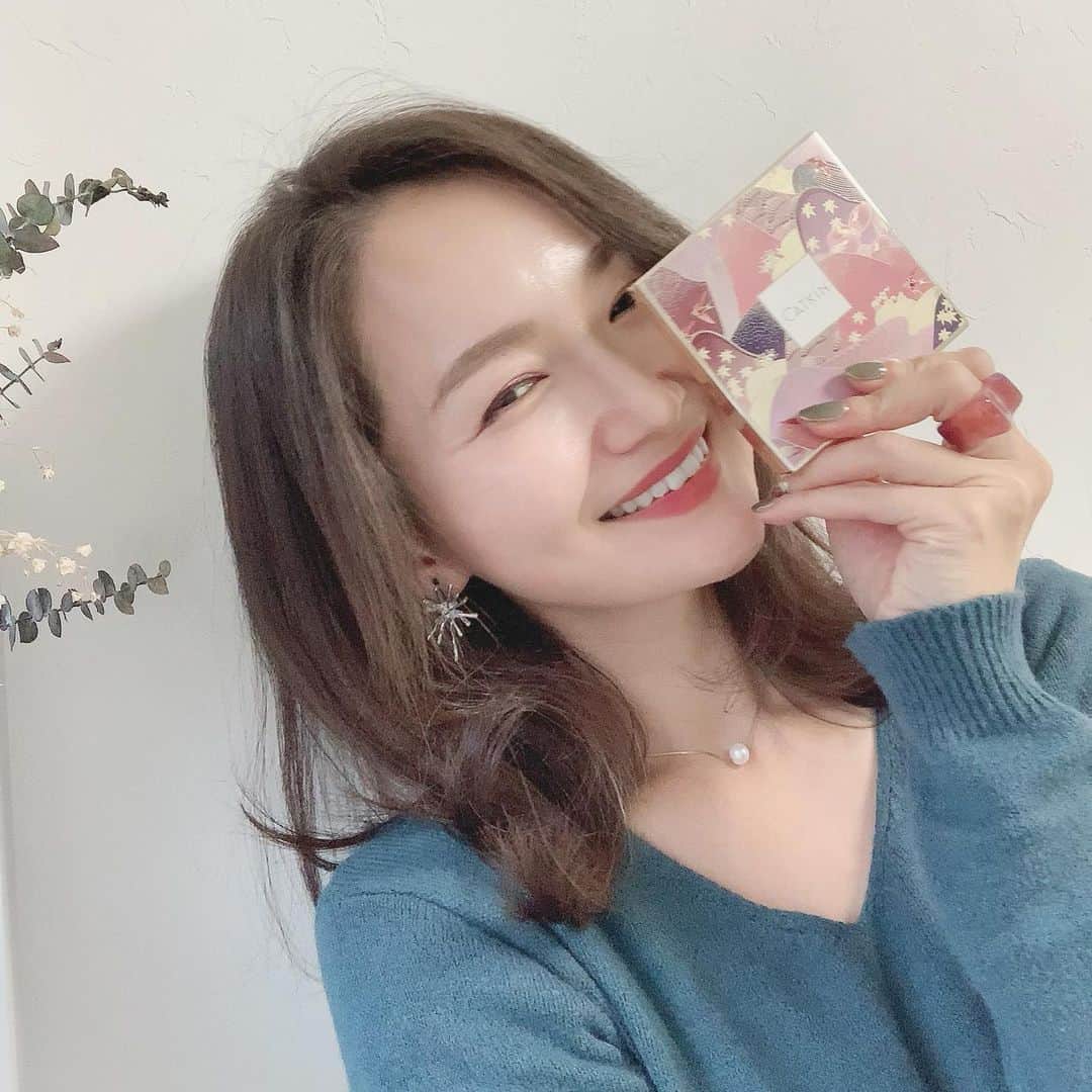 リナのインスタグラム：「New Cosmetics💛  気になっていたコスメを「プラザ」（ @plazastyle ） ルミネの10％オフキャンペーンで 買ってきたよ✌️  この期間なら、 値下げしないアイテムでも、 ルミネカードで支払えば 10%オフで買えちゃうから、 かなり狙い目👍  コスメやファッション・ 雑貨だけじゃなく、 レストランやカフェでの食事でも 10%オフになるから嬉しいよね☕️  店内はクリスマス仕様になっていて ワクワクが止まらなかった🎉 ---------------------------- @lumine_ogikubo  11月5日（木）～11月16日（月）の 12日間限定！ ルミネカードでお支払いいただくと 館内でのお買い物・お食事が 10％オフになるよ❣️ ...................................................... #ルミネ荻窪 #荻窪ルミネ #ルミネカード10%オフキャンペーン #ファッション #ショッピング #pr #ettusais #限定コスメ #プラザ #PLAZA #catkin #ferrerorocher」