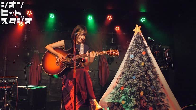 辻詩音のインスタグラム：「昨日のオンラインライブ配信、みんな本当にありがとうございました👸 リアルタイムで観られなかった方も、22日までアーカイブ発売してるので今からでも間に合うよ🎟 昨日は今までとこれからをいい感じにセットリストに組み込めたかなと思ってます！ デジタルモード2020verとか、M/elody X'mas verとか新曲も3曲やったしね。 みんなと作った曲「夢中夜」は特にぜひ音源で聴いてほしくて準備中です。 今の気持ちがすごく出てるの🌙 帰ってからみんながライブ中にしてくれてたコメントも全て観てじ〜んとした🥺 アンコールのゆこうの「へいへいへいへい！」とかも毎回書いてあって可愛かった🥺笑 配信中、わたしからの景色は2枚目みたいな感じにみえていて。でも後半、完全にそのフロアにタオル振り回してるみんなの姿が見えたよ👀  オンラインとは言え、今年もまたこうして祝えたこと、歌いながら何度も幸せに感じてたなぁ。 こんな辻詩音を変わらず応援してくれたので迎えられた昨日なのです！  来年もまた一緒に祝えるよう、これから一年また王国づくり頑張らなきゃね🏰  アーカイブはこちらから↓(22日まで何度でも観られます) https://twitcasting.tv/shionnu10/shopcart/35533  #辻詩音 #tsujishion #music #gibson #sj200 #guitar #live #singersongwriter」
