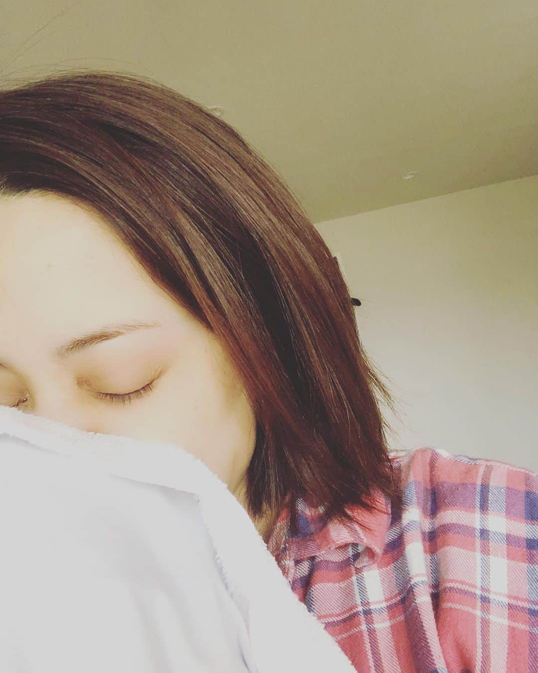 英玲奈のインスタグラム：「脱水して干す前の洗濯物の匂いが大好きなのです。 昔から好きなの。 特に漂白剤で真っ白に洗ったタオルが1番良い香り。  妊娠してから、さらに嗅ぎたい欲がw １日に何度も嗅ぎたくて仕方ないタイムがやってくる。 でも、漂白剤嗅ぎすぎは体に良くは無さそうなので必死に我慢しております。  あぁ、今も嗅ぎたい。 これは妊婦あるあるなのかしら？  #妊婦 #妊娠中 #嗅ぎたい #妊娠10ヶ月  #臨月 #いつでも産まれてきていいよ」