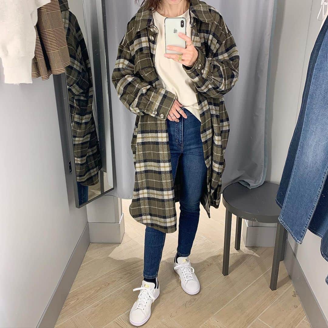 sayasu__のインスタグラム：「・ 2020|11.13 ・ H&Mで久しぶりにお買い物♡ チェックのロングジャケットと 中に着てる薄手のスウェット買ったよ♫ あんまり見えてないから 分かりづらいけど 前が短くて後ろが長めになってるから インしても もたつかないし 入れなくてもいい感じに決まる🥰 デニムも気になって 何本か試着したけどとりあえず保留… 他にも気になったトップスあったけど それもとりあえず保留😂 次行ったらあるかな💦💦 ・ ・ #handm#エイチアンドエム　 #adidas#アディダス#スタンススミス　 ・」