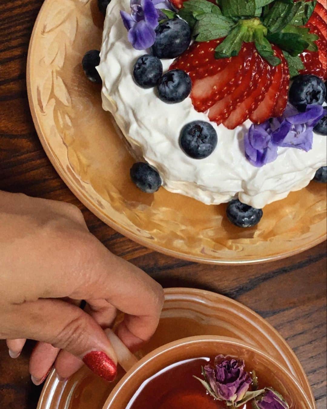 ティファニー・キャデラックのインスタグラム：「Just because 🍓☕️  #AllPlantsAllDelicious」