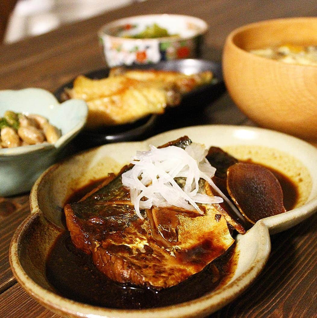 miyukiのインスタグラム：「. ✾鯖の味噌煮定食✾ . . . 実家寒い問題と この時期なのにまだ蚊がいる問題。。。 昨夜蚊と格闘しました(￣−ω−￣) ↑どうでもいい話w 鯖の味噌煮は豆味噌で作るのが好きです！ 美味しいよ♡ . . . ❶鯖の味噌煮 ❷納豆 ❸鶏手羽の塩焼き ❹小松菜の胡麻和え ❺切り干し大根と卵のお吸い物 . . . ❶ｸｯｸﾊﾟｯﾄﾞID:[464820]参考に豆味噌で♪ ❸塩胡椒して焼いただけ！ ❹ｸｯｸﾊﾟｯﾄﾞID:[536442]参考 ❺切り干し大根､卵､人参､ひじきを入れて 簡単に白だしで味付け！ . . . . #鯖の味噌煮#豆味噌#赤味噌#納豆#手羽先#小松菜#胡麻和え#和食#夜ご飯#簡単ごはん#ふたりご飯#発酵食品#発酵#まごわやさしい#腸活#料理記録#無添加#関西ママ#マカロニメイト#フーディーテーブル#デリスタグラム#クックパッド#delimia#lin_stagrammer#🍴mskitchen🍴」