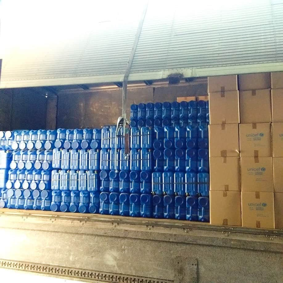 アン・カーティスさんのインスタグラム写真 - (アン・カーティスInstagram)「First batch of emergency life-saving supplies are now being delivered to #Catanduanes for @unicefphils typhoon #RollyPH response. Water containers, water purification/disinfectant solution, and hygiene + dignity kits will help keep affected children and families healthy. #WASH  To those who would like to donate to UNICEF Philippines and help them reach more children and families affected by Typhoon Rolly and Ulysses with emergency life-saving supplies you can DONATE through the link in my bio.」11月13日 20時26分 - annecurtissmith