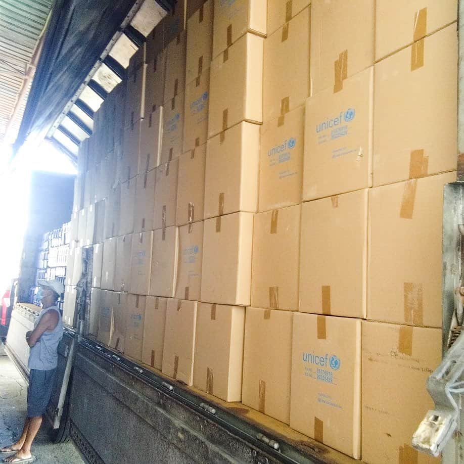 アン・カーティスのインスタグラム：「First batch of emergency life-saving supplies are now being delivered to #Catanduanes for @unicefphils typhoon #RollyPH response. Water containers, water purification/disinfectant solution, and hygiene + dignity kits will help keep affected children and families healthy. #WASH  To those who would like to donate to UNICEF Philippines and help them reach more children and families affected by Typhoon Rolly and Ulysses with emergency life-saving supplies you can DONATE through the link in my bio.」