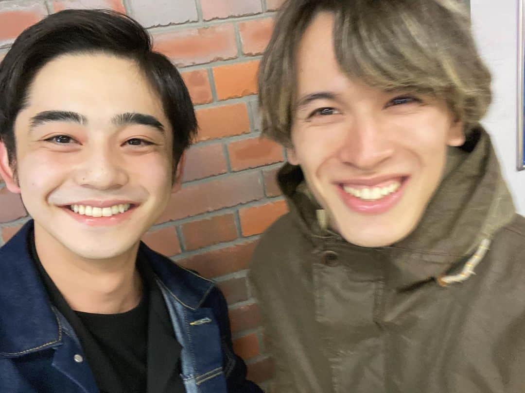 才川コージのインスタグラム：「ドラ恋の先輩でもあり、 同じ事務所の北斗くんとご飯に行ってきました。  北斗くんはとても映画に詳しくて、僕はとても筋肉に詳しい。  沢山話したけど語り足りない！  楽しかった！また話そうね^ ^  そして 明日はドラ恋8話です。  ドラ恋今シーズンの前半部分（第1話〜第６話）の見どころを約30分にまとめたダイジェストが無料配信中です。  最新話の第７話は土曜日まで無料配信されているので、まだ見ていない方はダイジェストとセットでご視聴して最新話に備えても良しです！  お楽しみに！ #ドラ恋　#南北斗　#才川コージ　#abematv」
