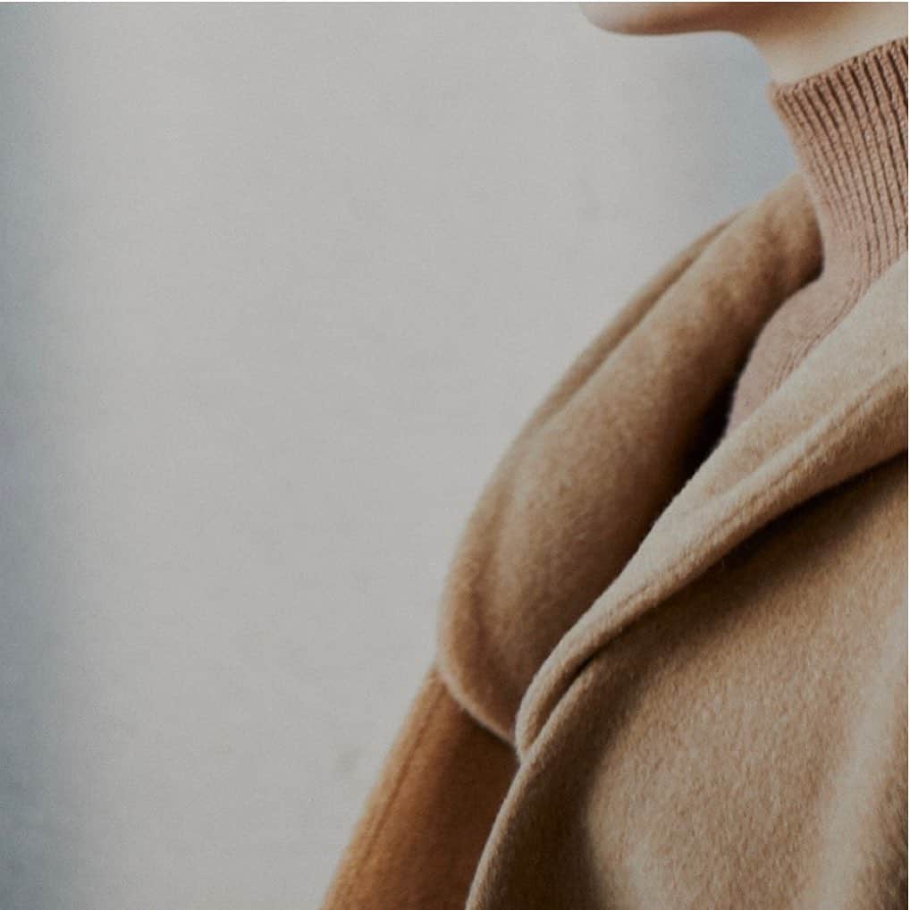ozoc_officialのインスタグラム：「.﻿ OZOC AUTUMN COLLECTION 2020﻿  @ozoc﻿ 「independent lines」﻿ ﻿ ﻿ ART DIRECTOR ／YOSHIHIDE UCHIDA﻿  @yoshihideuchida﻿ PHOTO／SAKI OMI（io）﻿  @omisakii﻿ HAIR＆MAKE／MASAYOSHI OKUDAIRA﻿  @masayoshiokudaira﻿ MODEL／LUKA（ETRENNE）﻿  @tokyodays_luka﻿ ﻿ ﻿ ﻿ ﻿ ﻿ #ozoc_official﻿ #ozoc﻿ #オゾック﻿ #20AW﻿ #collection」