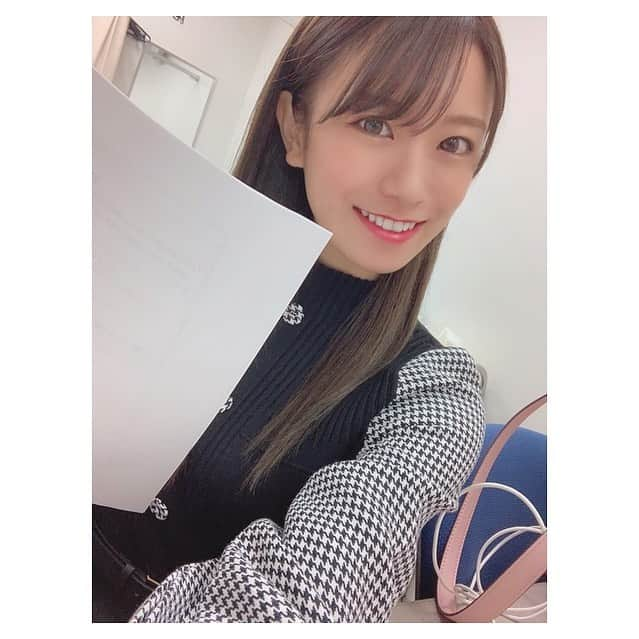 福本愛菜さんのインスタグラム写真 - (福本愛菜Instagram)「ならフライデー9本番前に台本確認中🧡 . 今日は新しいコーナーも始まるからわくわく🥰. 奈良県にいる方は見てね🤪笑 . . #生放送 #はなきん #奈良テレビ #奈良 #ならフライデー9」11月13日 20時36分 - aina_fukumoto