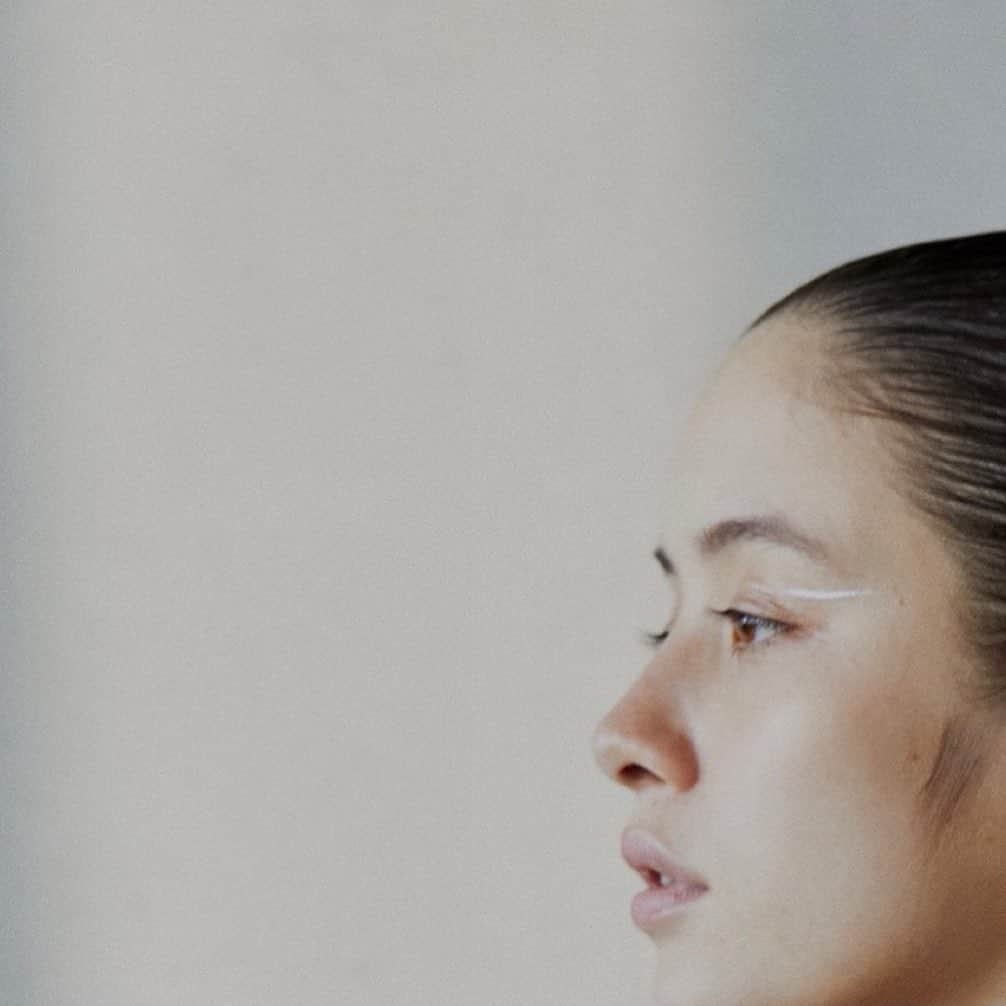 ozoc_officialのインスタグラム：「.﻿ OZOC AUTUMN COLLECTION 2020﻿  @ozoc﻿ 「independent lines」﻿ ﻿ ﻿ ART DIRECTOR ／YOSHIHIDE UCHIDA﻿  @yoshihideuchida﻿ PHOTO／SAKI OMI（io）﻿  @omisakii﻿ HAIR＆MAKE／MASAYOSHI OKUDAIRA﻿  @masayoshiokudaira﻿ MODEL／LUKA（ETRENNE）﻿  @tokyodays_luka﻿ ﻿ ﻿ ﻿ ﻿ ﻿ #ozoc_official﻿ #ozoc﻿ #オゾック﻿ #20AW﻿ #collection」