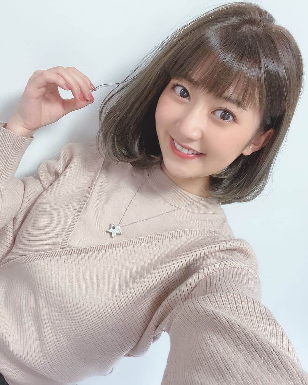 篠原栞那のインスタグラム：「‪‪❤︎‬ 関西帰省が楽しみすぎて、カラーに行ったんやけどめちゃくちゃ好きな色にしてくれて榛葉さんまじ神様やと思った。笑  #newhair #newhaircolor #fusionistcolor」