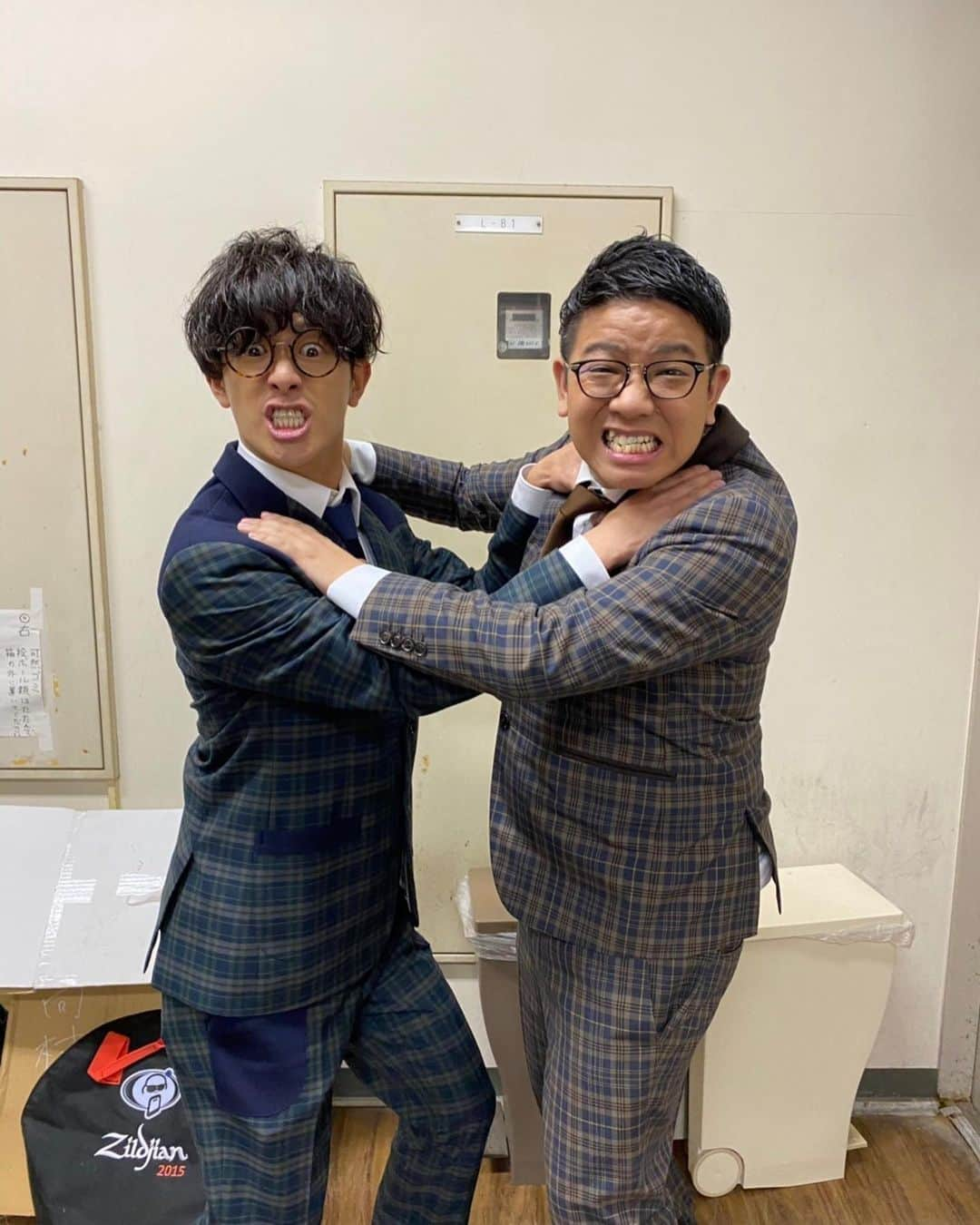 亜生さんのインスタグラム写真 - (亜生Instagram)「ミキ×BLUE ENCOUNT 田邊さんが僕であり僕が田邊さんでもあります。  11/18 ニューアルバム『Q.E.D』 魂込めて歌ってます。 是非聴いてください。  #blueencount  #ブルエン #Q.E.D #田邊さんが漫才を完璧に覚えすぎてて #最初見た時ゾッとした #急いで歌詞確認した #本番 #覚えてたはずの歌詞全部飛んだ #メンバーが助けてくれた #メンバーのみんなが後ろにいるから #これからも俺の後ろはあいつらに任せる #最高のパフォーマンスできたぜ #感謝⭐︎ #ブルエン最高  #ブルエンさんのYouTube見てください！  https://youtu.be/eYd45Ve_NOU」11月13日 20時30分 - aseihurricane