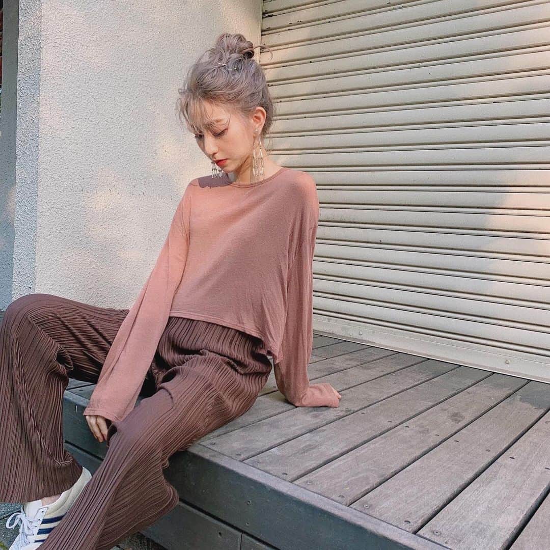 松尾 瞳のインスタグラム：「5月くらいの過去pic🌱 (まだ👶🏻を連れて出かけるのにビビって 最近の外の写真がなくて笑) この時のヘアカラーに近い色に最近また 染め直したんだ〜〜👻💜🤍  あとストーリーズには載せたけど、 カットもしました🙊 ちゃんと写真撮ったらまた載せます✌︎」
