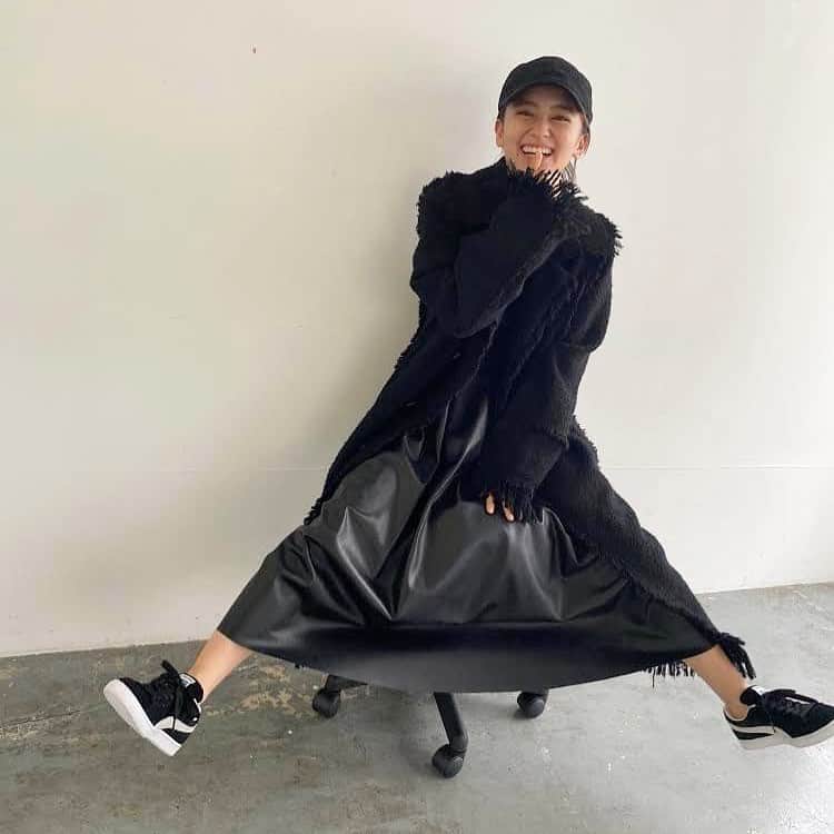 のインスタグラム：「かわゆいちゃん❤️❤️ . JELLY12月号　黒！企画！！ みんな見てくれたー？？ . レザー、ツイード、カットソー…… 異素材の黒を組み合わせて オールブラックがぐぐんっとおしゃれに！ . みんなも真似してみてみて✌️ . #jelly #jelly12月号 #岡田結実 #黒コーデ #オールブラック #異素材 #レザー #レザースカート #ツイード #ツイードコート #カットソー #tシャツ #スニーカー #キャップ #allblack #cool #mode #simple #今日からクールな女の子 🖤」