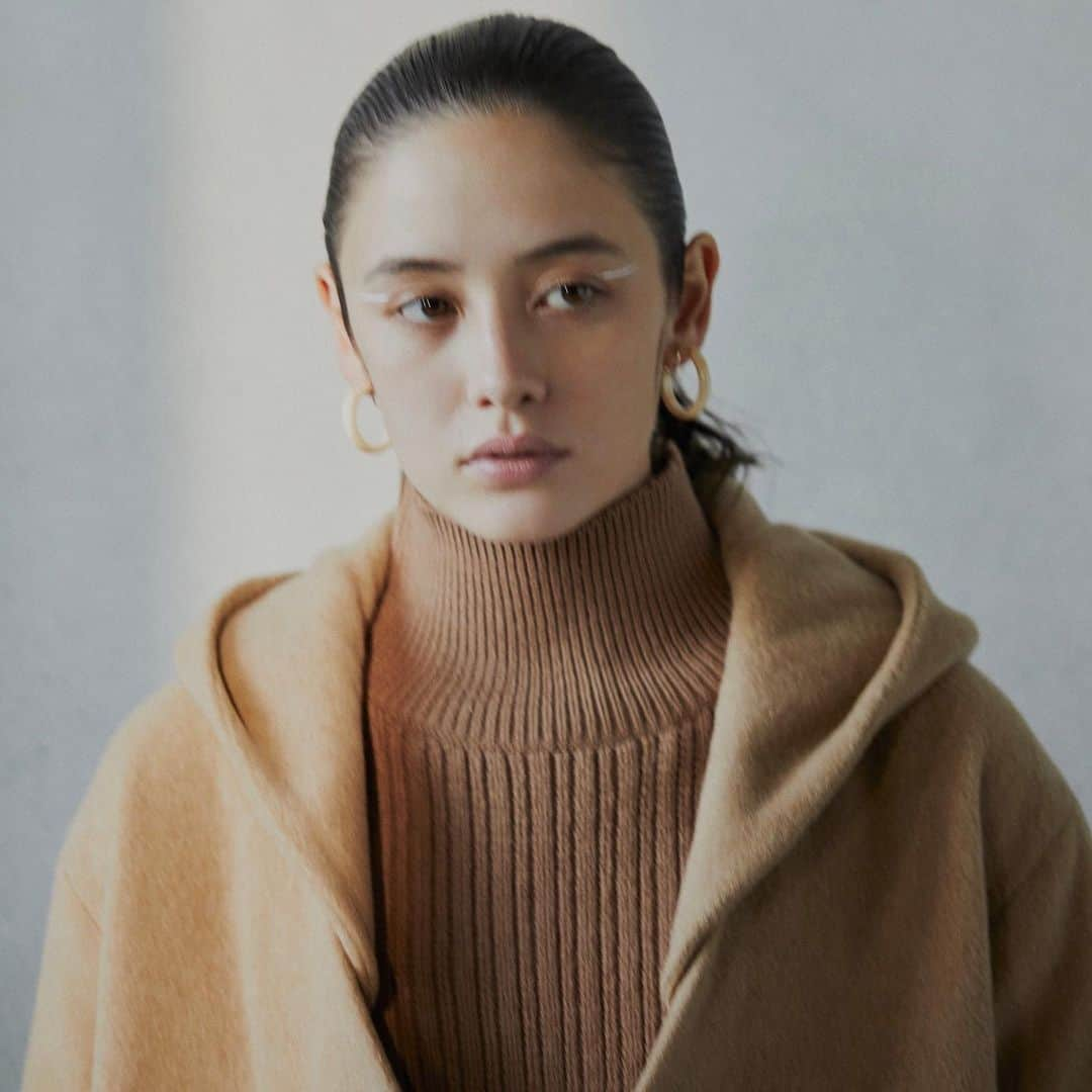 ozoc_officialのインスタグラム：「.﻿ OZOC AUTUMN COLLECTION 2020﻿  @ozoc﻿ 「independent lines」﻿ ﻿ ﻿ ART DIRECTOR ／YOSHIHIDE UCHIDA﻿  @yoshihideuchida﻿ PHOTO／SAKI OMI（io）﻿  @omisakii﻿ HAIR＆MAKE／MASAYOSHI OKUDAIRA﻿  @masayoshiokudaira﻿ MODEL／LUKA（ETRENNE）﻿  @tokyodays_luka﻿ ﻿ ﻿ ﻿ ﻿ ﻿ #ozoc_official﻿ #ozoc﻿ #オゾック﻿ #20AW﻿ #collection」