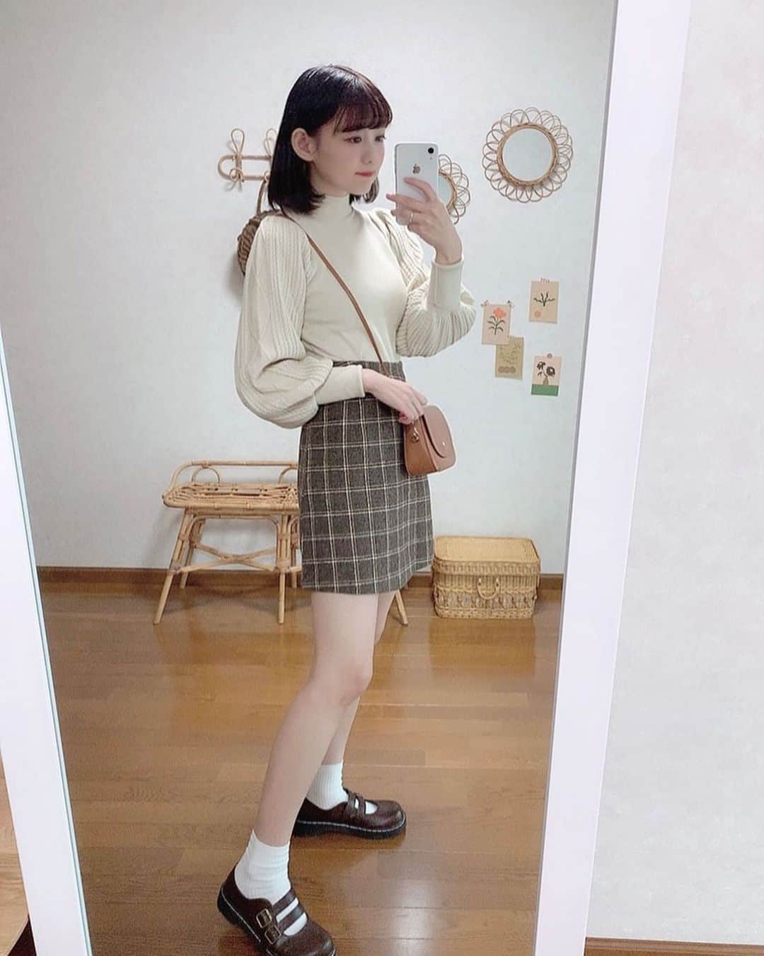 みさねのインスタグラム：「ベージュと茶色の組み合わせ好きすぎてめっちゃやってしまう〜〜〜🧸 ㅤ ニットは @fifth_store  スカートはCham. ㅤ #ベージュコーデ #スカートコーデ #fifth #fifthtl #フィフス #ケーブル編みボリュームスリーブニット #韓国ファッション #カジュアル #スカート #平均身長コーデ #ニットコーデ」