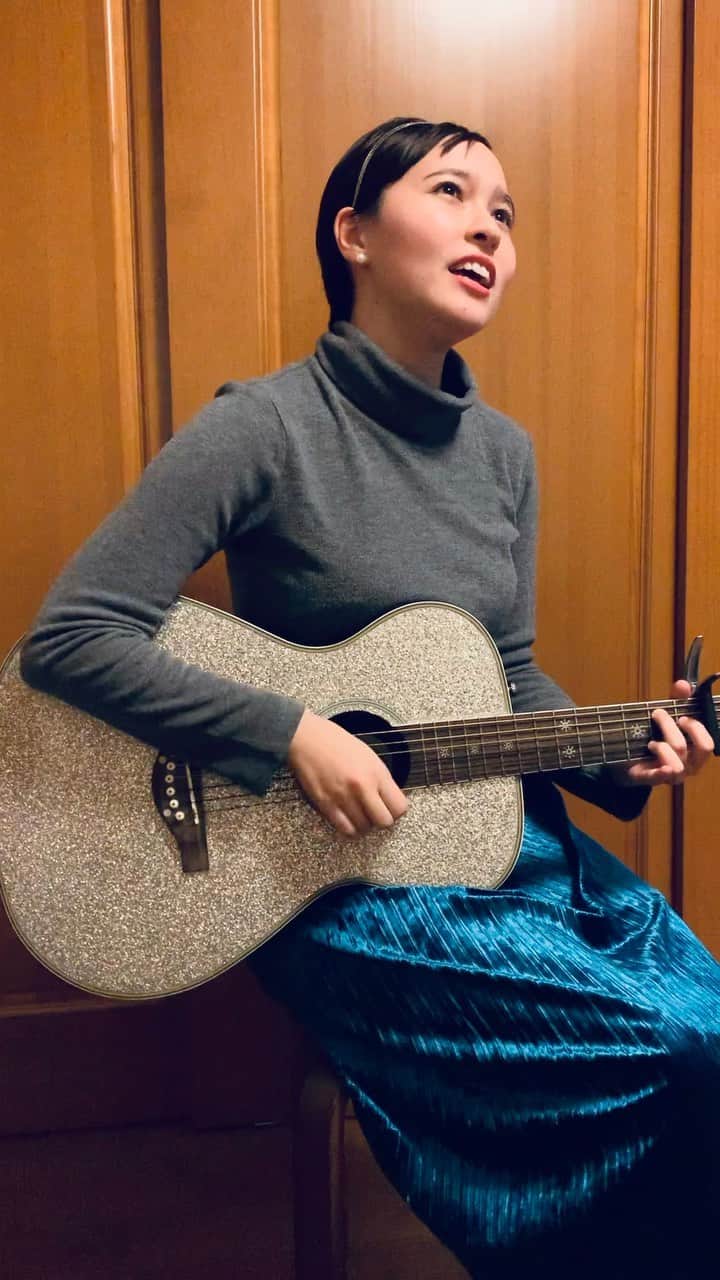 ジャスミンのインスタグラム：「1分に収まらなかったので、IGTVを使って見ました！ 米津さんの曲が大好きなので、今回なんとか自分の音域に合わせてカバーしてみました🎶でも、やっぱり米津さんの曲は本当に難しい〜😭 #guitar #cover #singing #米津玄師  #igtv #使い方あっているかな」