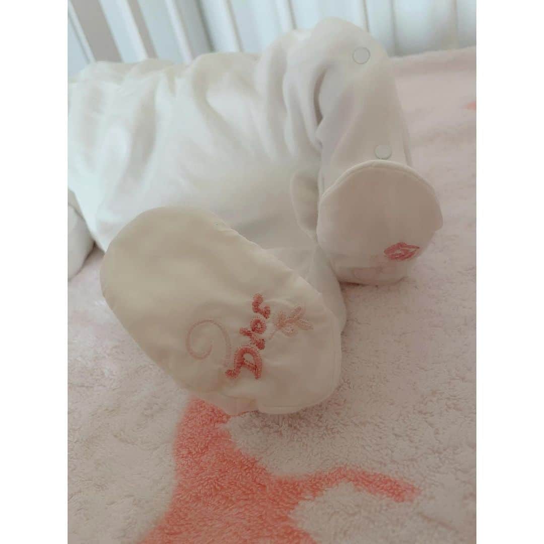 川崎希さんのインスタグラム写真 - (川崎希Instagram)「きょうで生後3週間🌟🌟🌟  お洋服は出産前に記念で買ったbaby diorだよん🥰🥰🥰  #babygirl #生後3週間」11月13日 20時40分 - kawasakinozomi