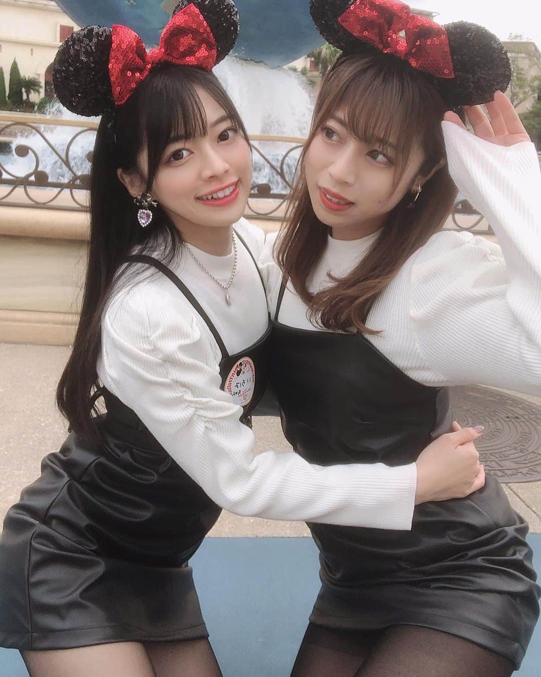藤田いろはのインスタグラム：「お揃いコーデでのディズニーめっちゃ楽しかった！！！﻿ またやりたいなあ🐭❤︎﻿ ﻿ ﻿ ﻿ ﻿ ﻿ ‪#藤田いろは#グラビア#gravure #japanesegirl #レースクイーン#tokyo  #ディズニーコーデ #aziangirl  #ディズニーシーコーデ #뷰티스타그램 #ディズニーシー  #cosplay #黒髪ロング#ootd #소통해요#셀스타그램#モデル #model #그라비아 #お揃いコーデ #日本的 #性感內衣 #双子コーデ #誕生日ディズニー #liquem #リキュエム  #アクセサリー好き #黒タイツ #フェチ #ポンプフューリー」