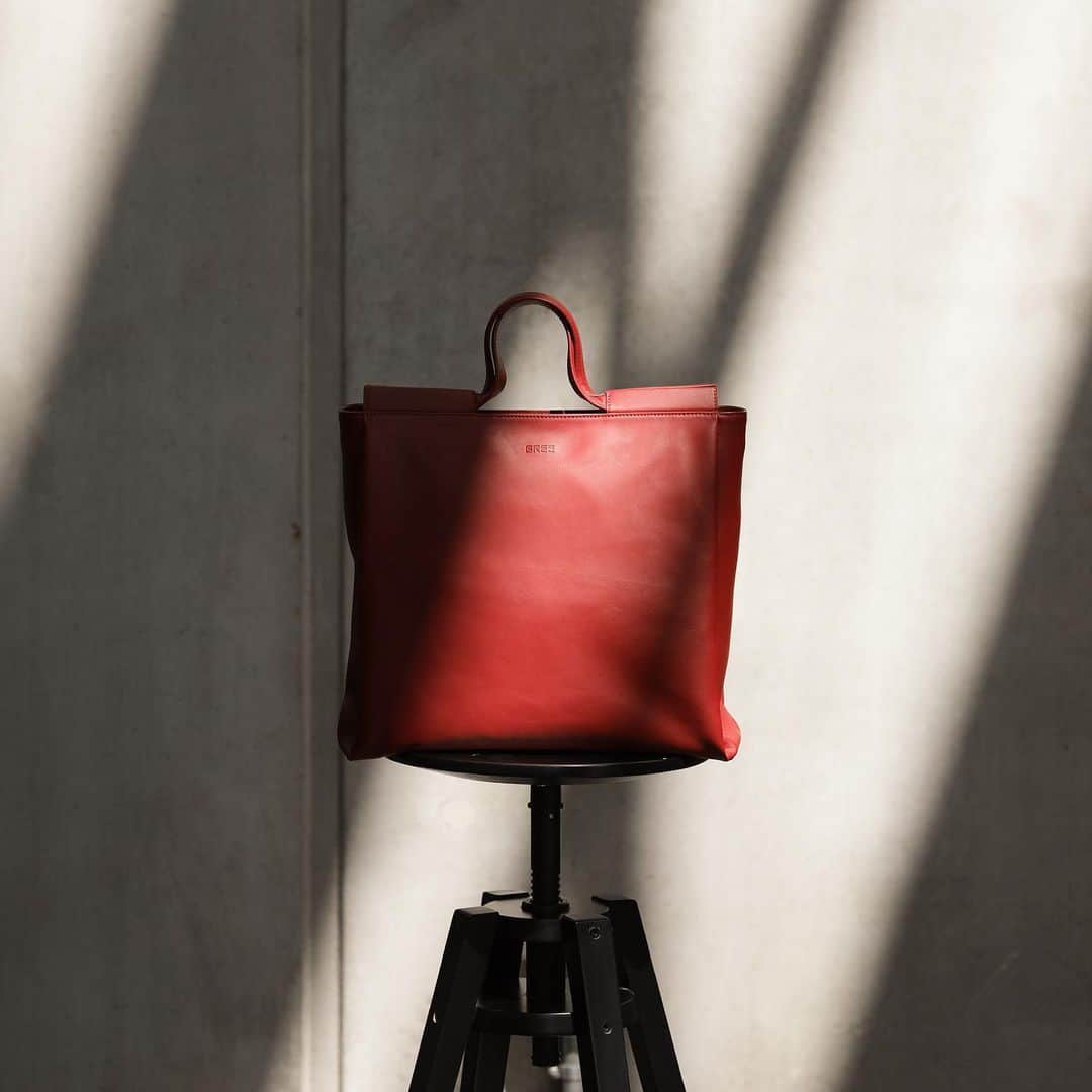 のインスタグラム：「Looking for the perfect color for fall and winter? We got something for you: a beautiful dark red, which can be easily combined with other colors, but still radiates strength and an elegant statement.  . . .  Photo by @fabianlueck   #breesince1970 #madetomakeadifference #autumnwinter2020 #handbags #leatherbags #purequality #purefashion #sustainablefashion」