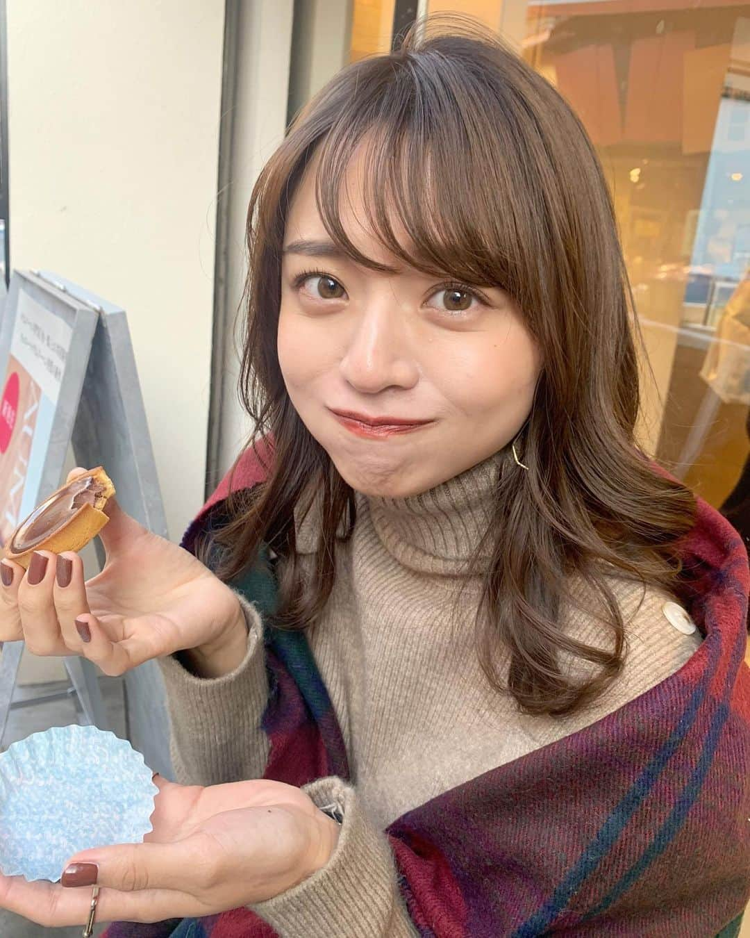 森山紗希さんのインスタグラム写真 - (森山紗希Instagram)「鎌倉に行ったらここ！ @maisoncacao_official  ここの生チョコタルトが本当に大好き💕 その他にもエクレアとアイスも食べちゃいました✨ 3枚目は美味しすぎて感動してる顔😳  ニットは　@u_dresser です！ 夕方は寒くてストールとして羽織りましたー！ 色合いが秋感🍁  #鎌倉 #鎌倉グルメ #鎌倉カフェ #カカオ #デザート #秋 #秋コーデ #セーター #チョコレート」11月13日 20時41分 - morisaki0404