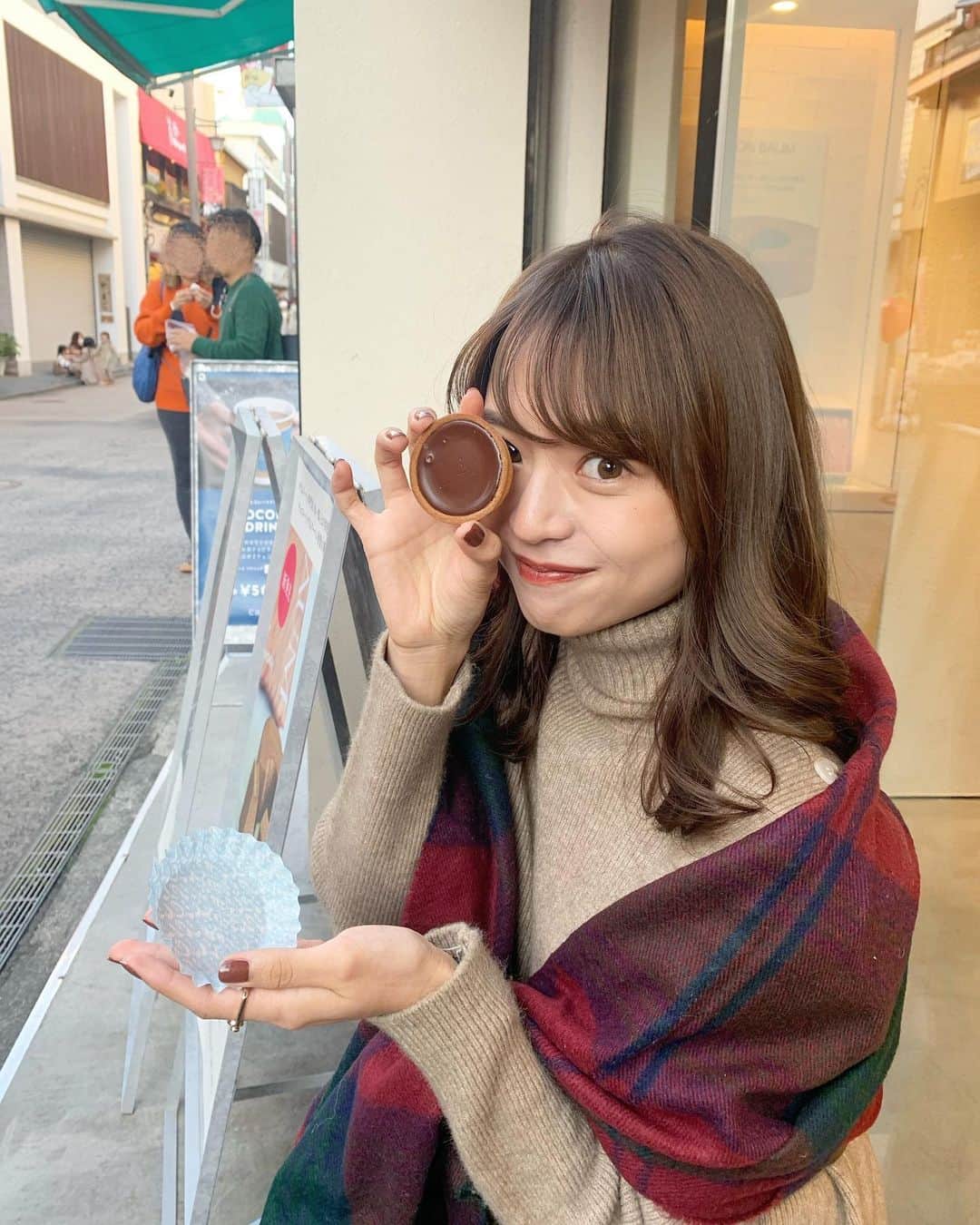 森山紗希さんのインスタグラム写真 - (森山紗希Instagram)「鎌倉に行ったらここ！ @maisoncacao_official  ここの生チョコタルトが本当に大好き💕 その他にもエクレアとアイスも食べちゃいました✨ 3枚目は美味しすぎて感動してる顔😳  ニットは　@u_dresser です！ 夕方は寒くてストールとして羽織りましたー！ 色合いが秋感🍁  #鎌倉 #鎌倉グルメ #鎌倉カフェ #カカオ #デザート #秋 #秋コーデ #セーター #チョコレート」11月13日 20時41分 - morisaki0404