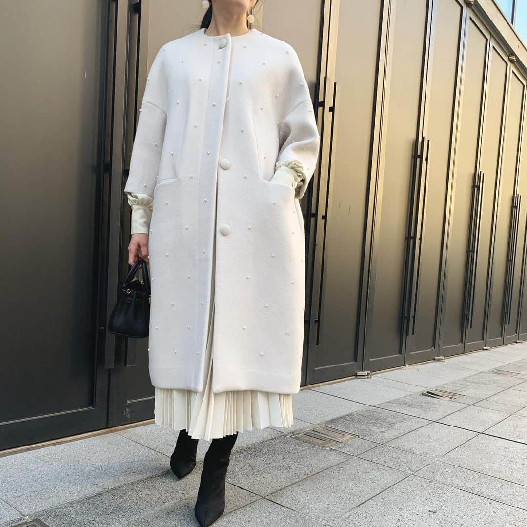 Tsuru by Mariko Oikawaさんのインスタグラム写真 - (Tsuru by Mariko OikawaInstagram)「【Soirre】パール付きロングコート . . wool 92%の上質で肉厚なウール素材に、一粒一粒手作業で付けられたパールビーズ。真っ白すぎない優しいウール素材のwhiteにパールのwhiteが浮かび上がって、とても贅沢で優雅な一着。クラシカルなコクーンシルエットで、身幅はゆったり、そして肩落ちで袖丈を短くしたデザインで、どんなアイテムにも合わせやすいコートに。冬の着こなしをアップデートしてくれる…＊ . . Soirre/white ¥132,000 . .  #tsuru#tsurubymarikooika#autumn#coordinate#ootd#tsuruとskirt#shoes」11月13日 20時42分 - tsurubymarikooikawa