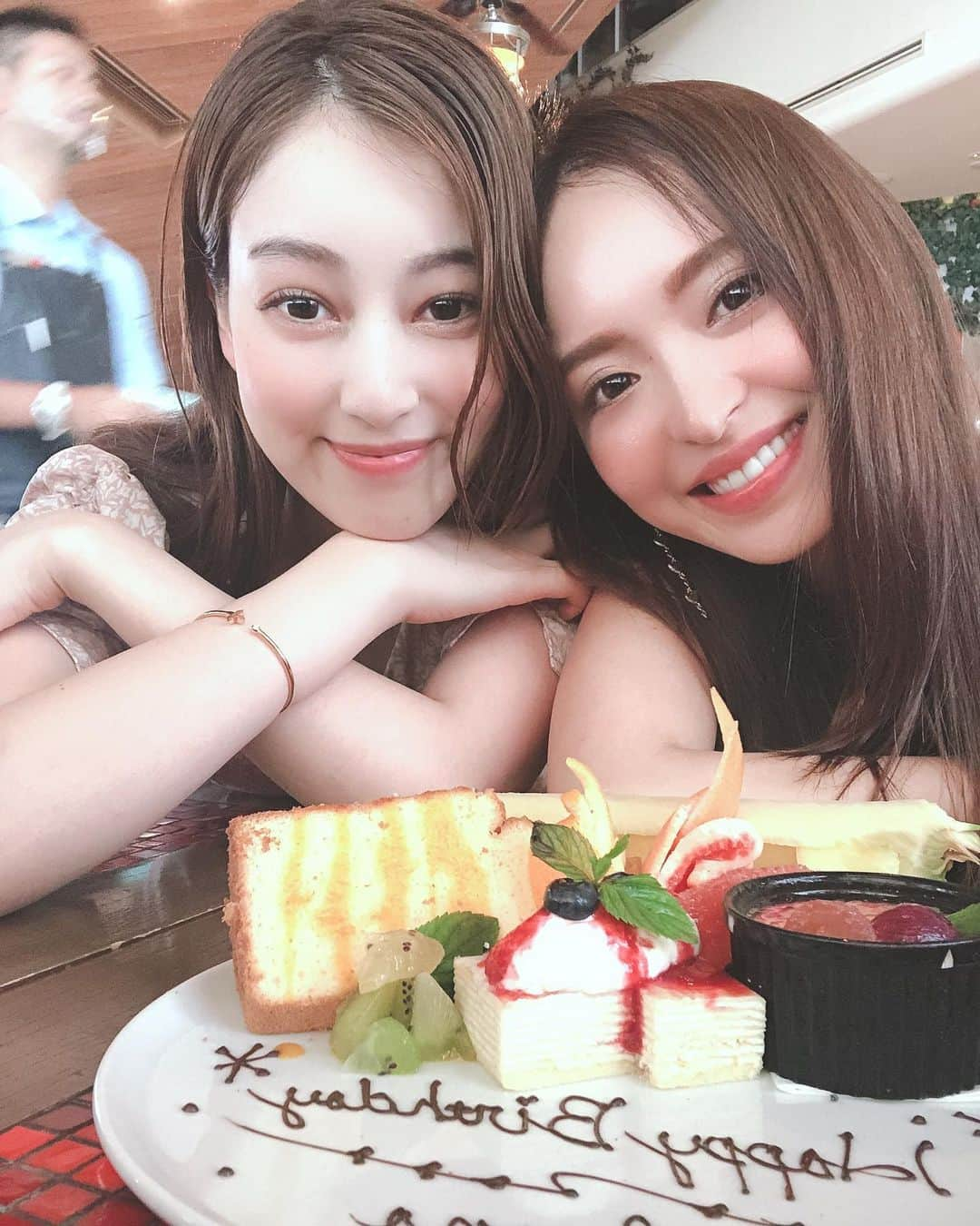 松原伊予菜さんのインスタグラム写真 - (松原伊予菜Instagram)「_ 心から愛する相方💓 本当にありがとう🦄 11年目も宜しくね。 _ _ #iyonarumi#いよなるみ#相方#twins#love #誕生日#mybirthday#バースデー#CHANEL#ピアス」11月13日 20時43分 - iyona_147