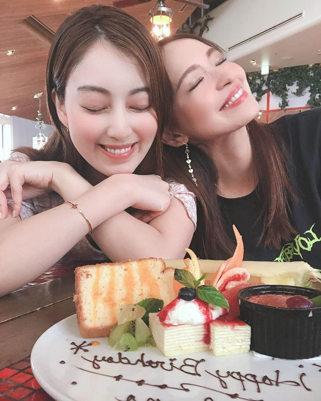 松原伊予菜さんのインスタグラム写真 - (松原伊予菜Instagram)「_ 心から愛する相方💓 本当にありがとう🦄 11年目も宜しくね。 _ _ #iyonarumi#いよなるみ#相方#twins#love #誕生日#mybirthday#バースデー#CHANEL#ピアス」11月13日 20時43分 - iyona_147