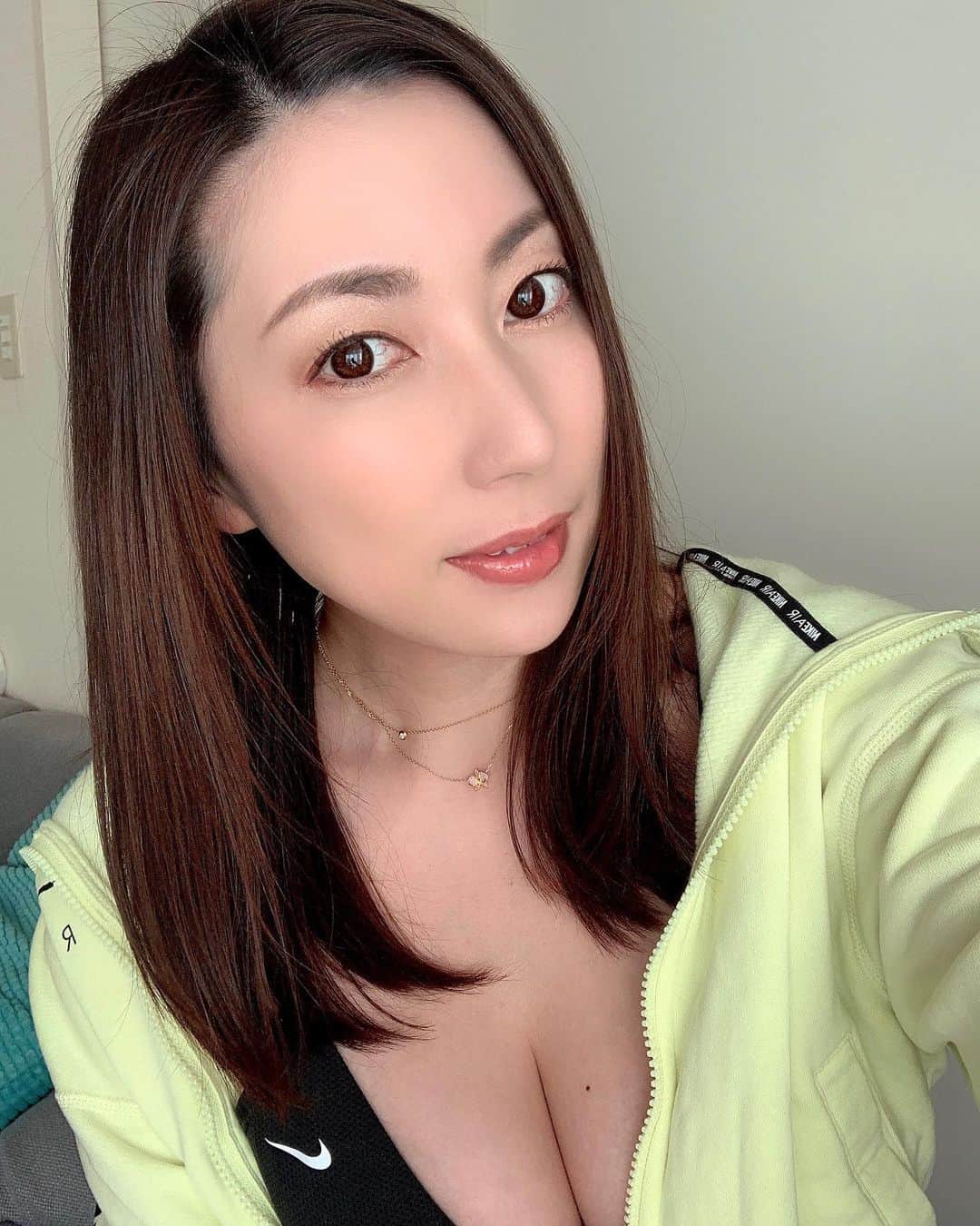 のインスタグラム：「リニューアルして更に素敵になった﻿ YAG BEAUTY CLINIC ( @yagbeauty_official )さんに行ってきたよ🥰﻿ ﻿ 今回もファビュラスピーリングとトーニングをしていただきました😊✨﻿ ﻿ ファビュラスピーリングで﻿ ツルッと角質をとってから、トーニング✨﻿ ﻿ トーニングの出力をだんだんと大きくしていただいてるんだけど、全然痛くない！﻿ 平気〜(*^o^*)﻿ ﻿ 肝斑も薄くなってうれしい😆💓﻿ ﻿ トーニングの後はひんやりパック🥰﻿ ﻿ 唇が荒れていたので、﻿ 唇もパックがかぶるように保湿していただきました😊♫﻿ ﻿ ﻿ 前回同様、大満足🤩﻿ ﻿ ﻿ 渋谷院 YAG BEAUTY CLINIC﻿ ☏0120915959﻿ ﻿ #YAGBEAUTY﻿ #レーザートーニング﻿ #RRRマスクパック ﻿ #ファビュラスピーリング」