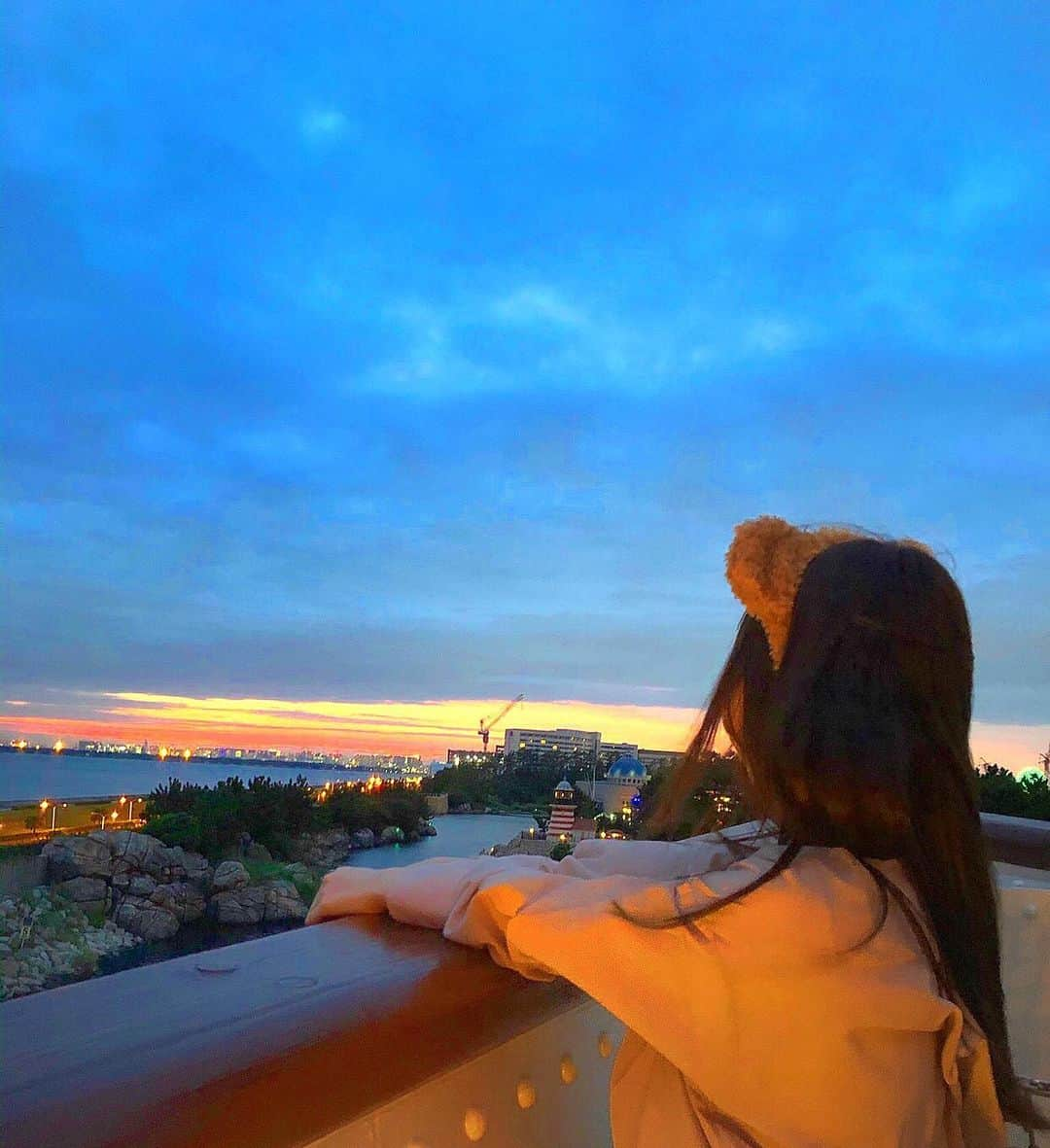 矢倉楓子さんのインスタグラム写真 - (矢倉楓子Instagram)「ちょうど夕日が沈む時間帯で最高に綺麗でした☺️✨﻿ 写真で伝わるかな💭﻿ ﻿ でも風が強かったから…3枚目😂  #ディズニー #ディズニーシー #disneyland #disney #disneysea #映えスポット #インスタ映え #ダッフィー  #夕焼け #sunset #夕暮れ #空」11月13日 20時45分 - fufu_ice