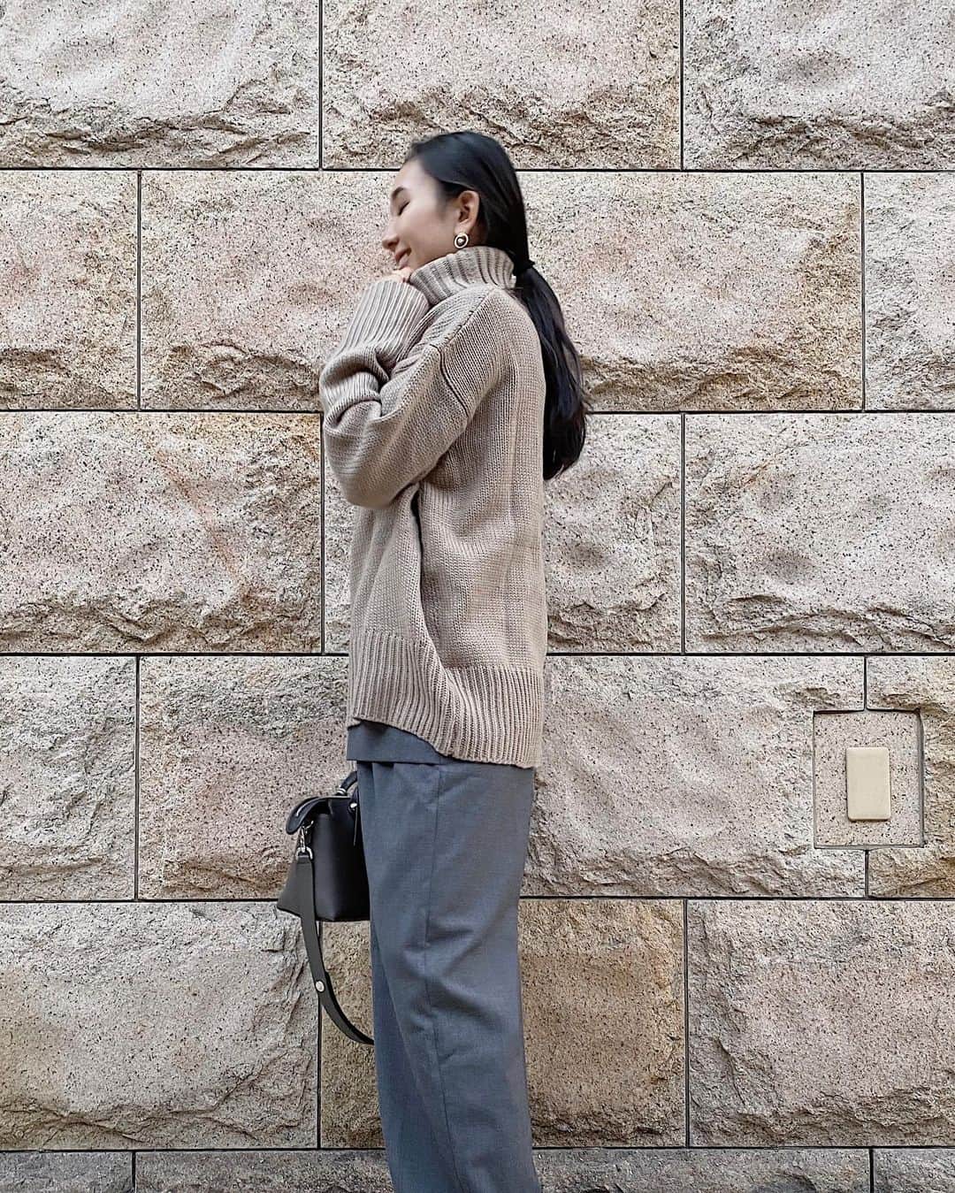 鈴木詩織さんのインスタグラム写真 - (鈴木詩織Instagram)「タートルニットでちょうどいい気候になってきた♡ . . . . . knit / @urs_official  pants / ENFOLD bag / FENDI ざっくりニットのタートル部分がちょうどいいボリューム感ですき🙆🏾‍♀️ 2枚目寝てます😴笑 . . . . .  #コーデ部#コーデ日記#162cmコーデ#urs#ユアーズ#urs_styling#urs_official#タートルネックオーバーニット#プチプラコーデ#パンツコーデ#秋コーデ」11月13日 20時54分 - shiorin0802suzuki