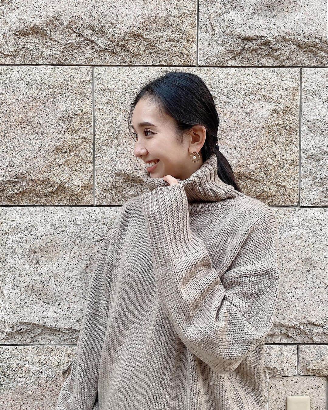 鈴木詩織さんのインスタグラム写真 - (鈴木詩織Instagram)「タートルニットでちょうどいい気候になってきた♡ . . . . . knit / @urs_official  pants / ENFOLD bag / FENDI ざっくりニットのタートル部分がちょうどいいボリューム感ですき🙆🏾‍♀️ 2枚目寝てます😴笑 . . . . .  #コーデ部#コーデ日記#162cmコーデ#urs#ユアーズ#urs_styling#urs_official#タートルネックオーバーニット#プチプラコーデ#パンツコーデ#秋コーデ」11月13日 20時54分 - shiorin0802suzuki